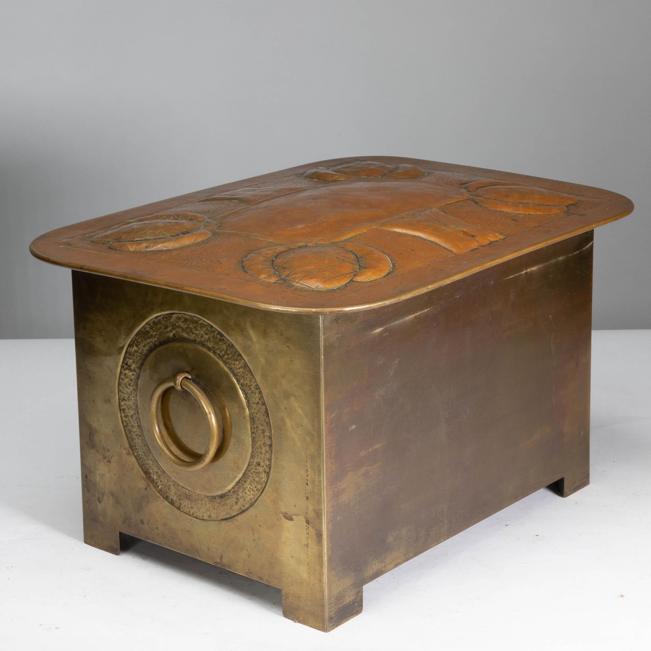 Escuela Margaret Gilmour. Caja para carbón Arts & Crafts escocesa con detalle de cardo en venta 9