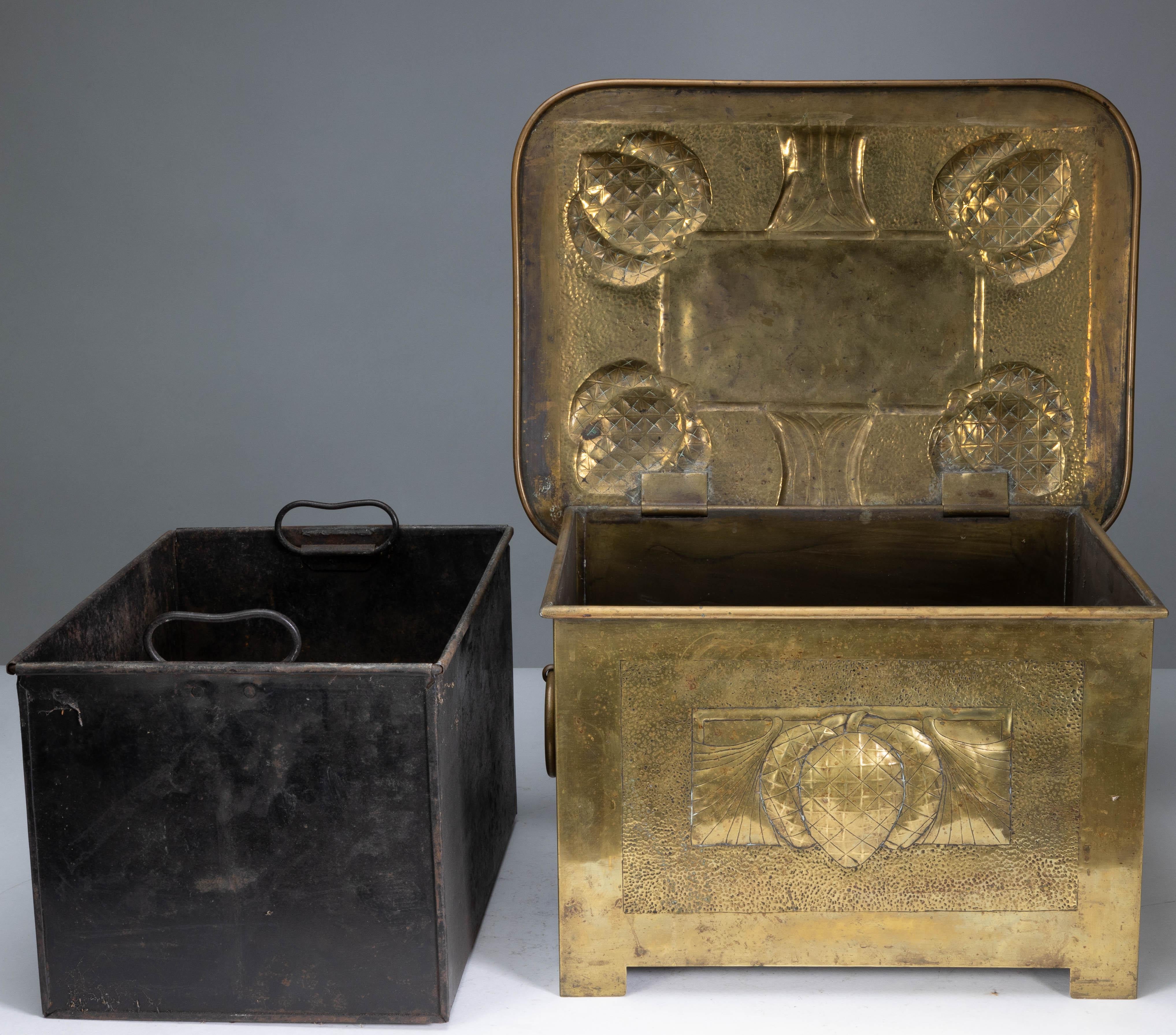Escuela Margaret Gilmour. Caja para carbón Arts & Crafts escocesa con detalle de cardo en venta 10