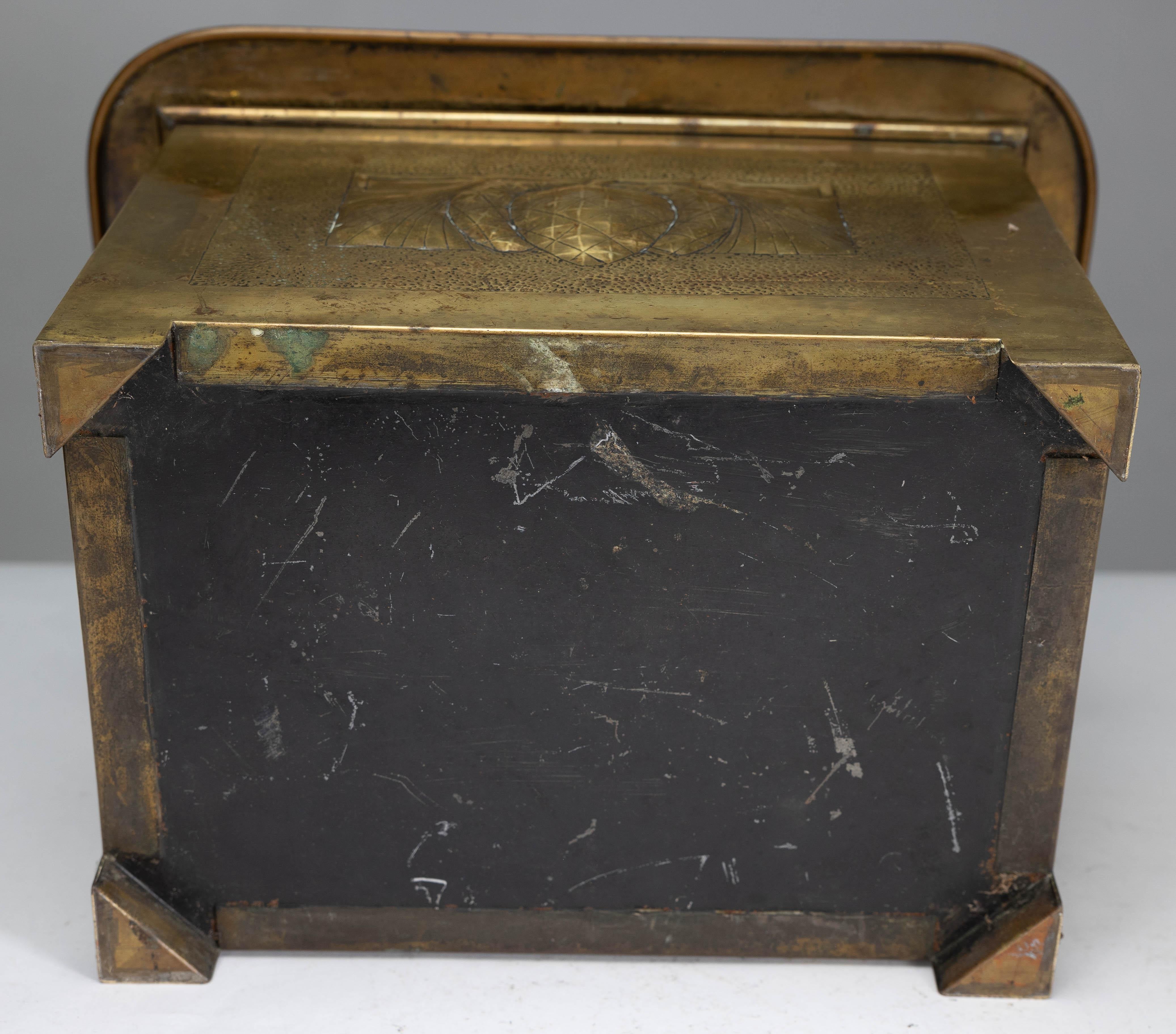 Escuela Margaret Gilmour. Caja para carbón Arts & Crafts escocesa con detalle de cardo en venta 11