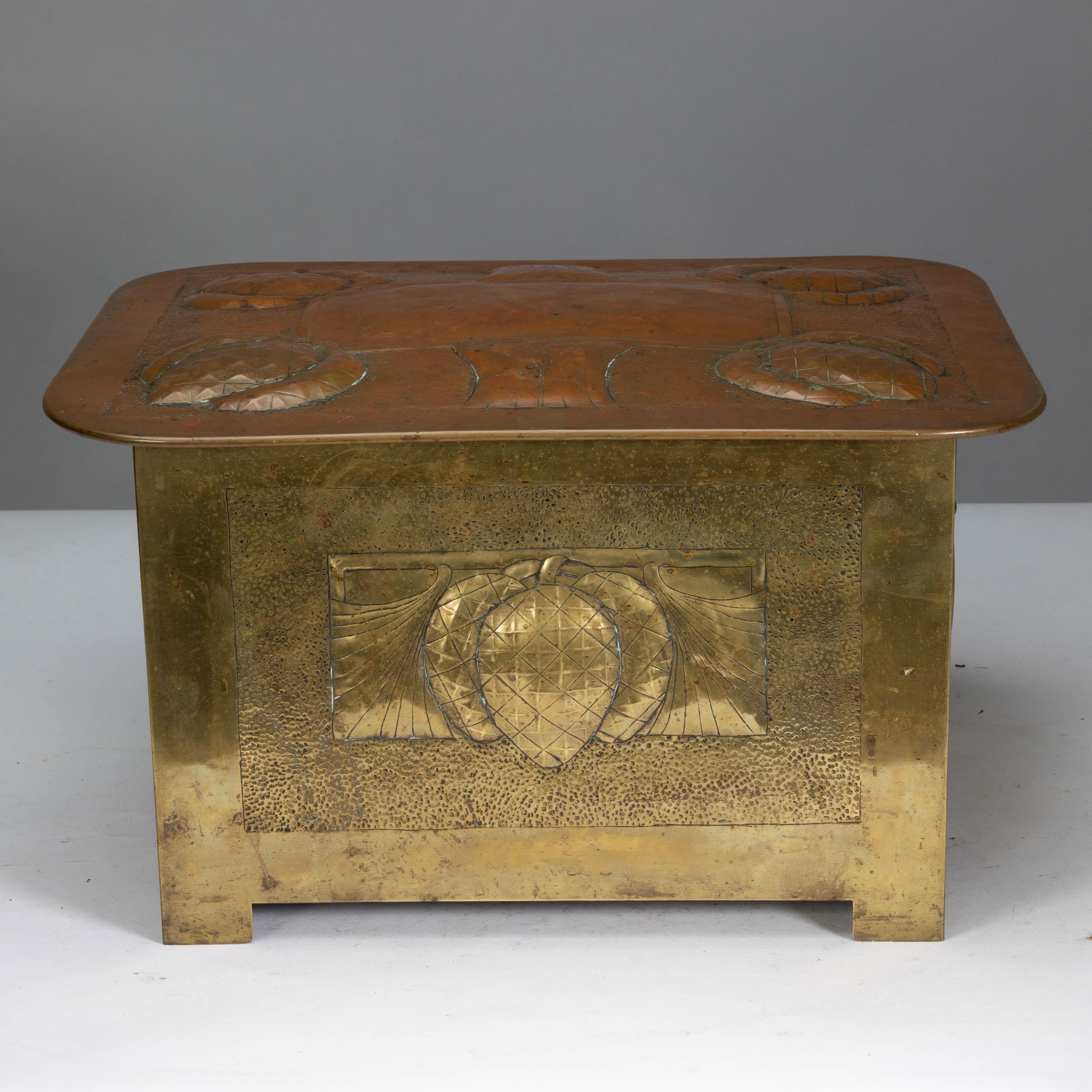 Escuela Margaret Gilmour. Caja para carbón Arts & Crafts escocesa con detalle de cardo Artes y manualidades en venta