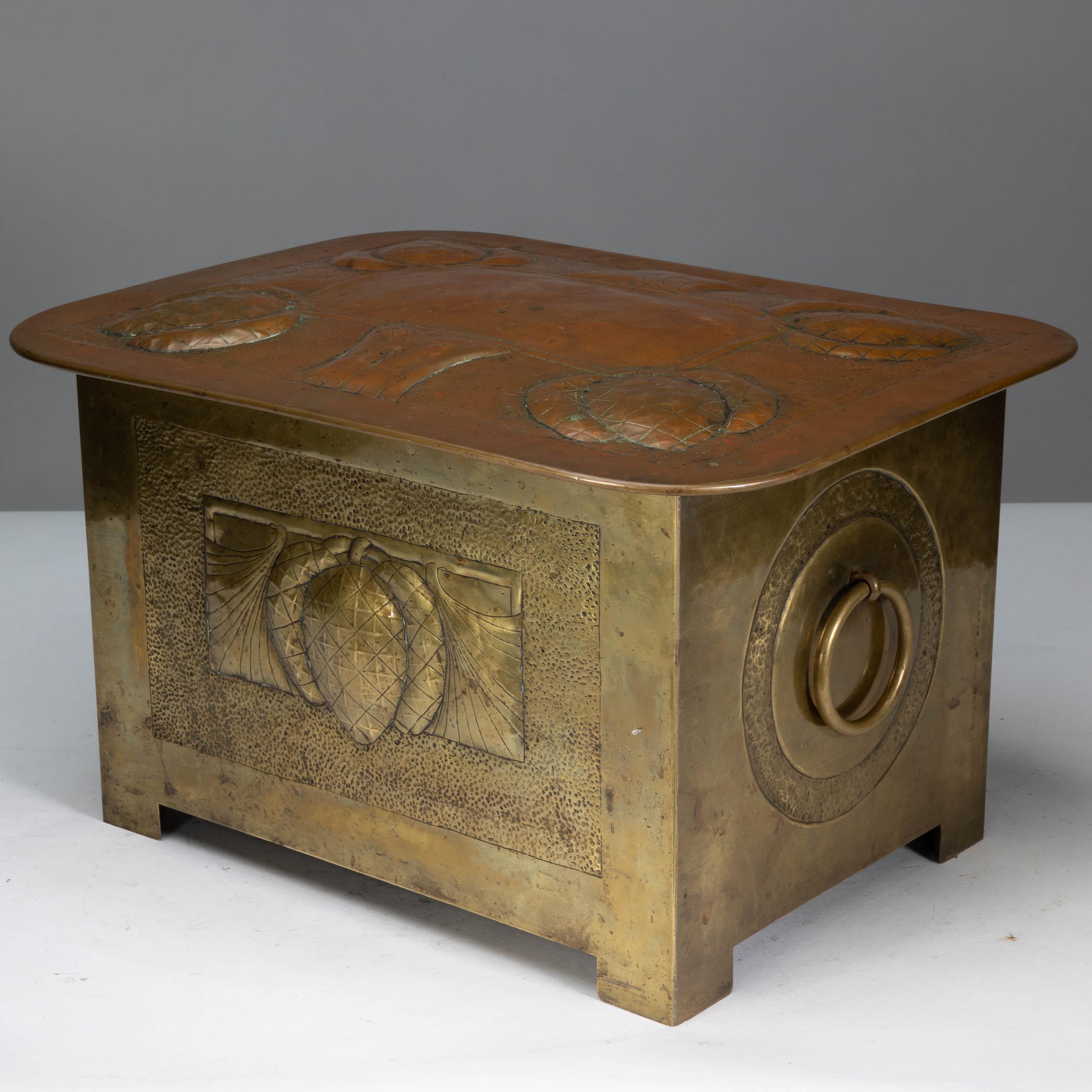 Escuela Margaret Gilmour. Caja para carbón Arts & Crafts escocesa con detalle de cardo Inglés en venta