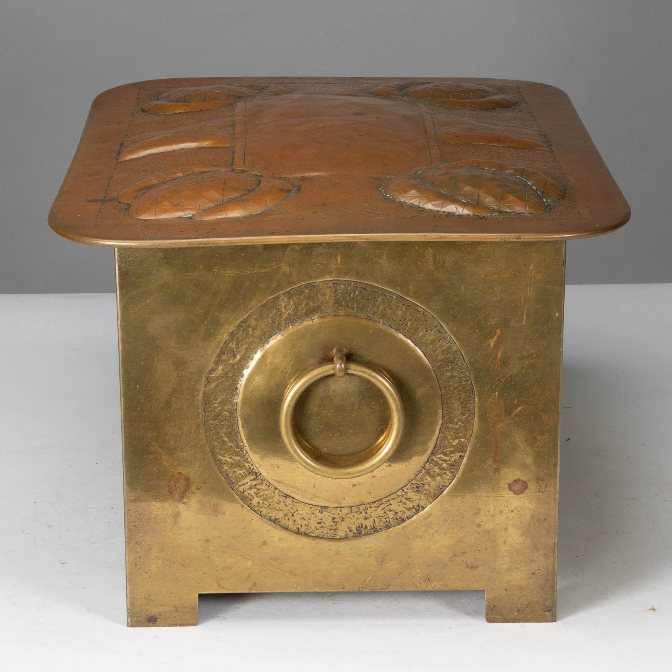 Escuela Margaret Gilmour. Caja para carbón Arts & Crafts escocesa con detalle de cardo Martillado en venta