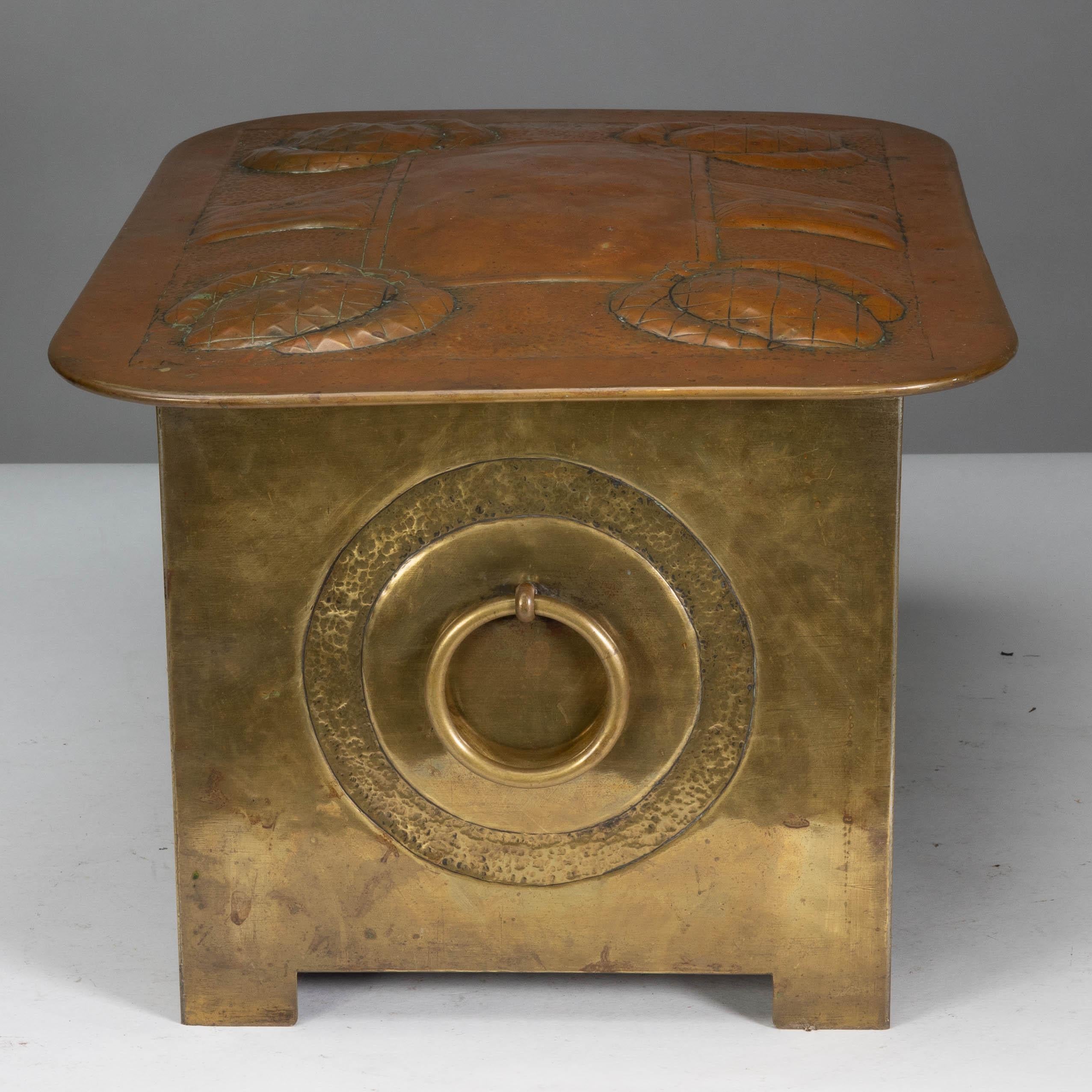 Escuela Margaret Gilmour. Caja para carbón Arts & Crafts escocesa con detalle de cardo en Bueno estado para la venta en London, GB