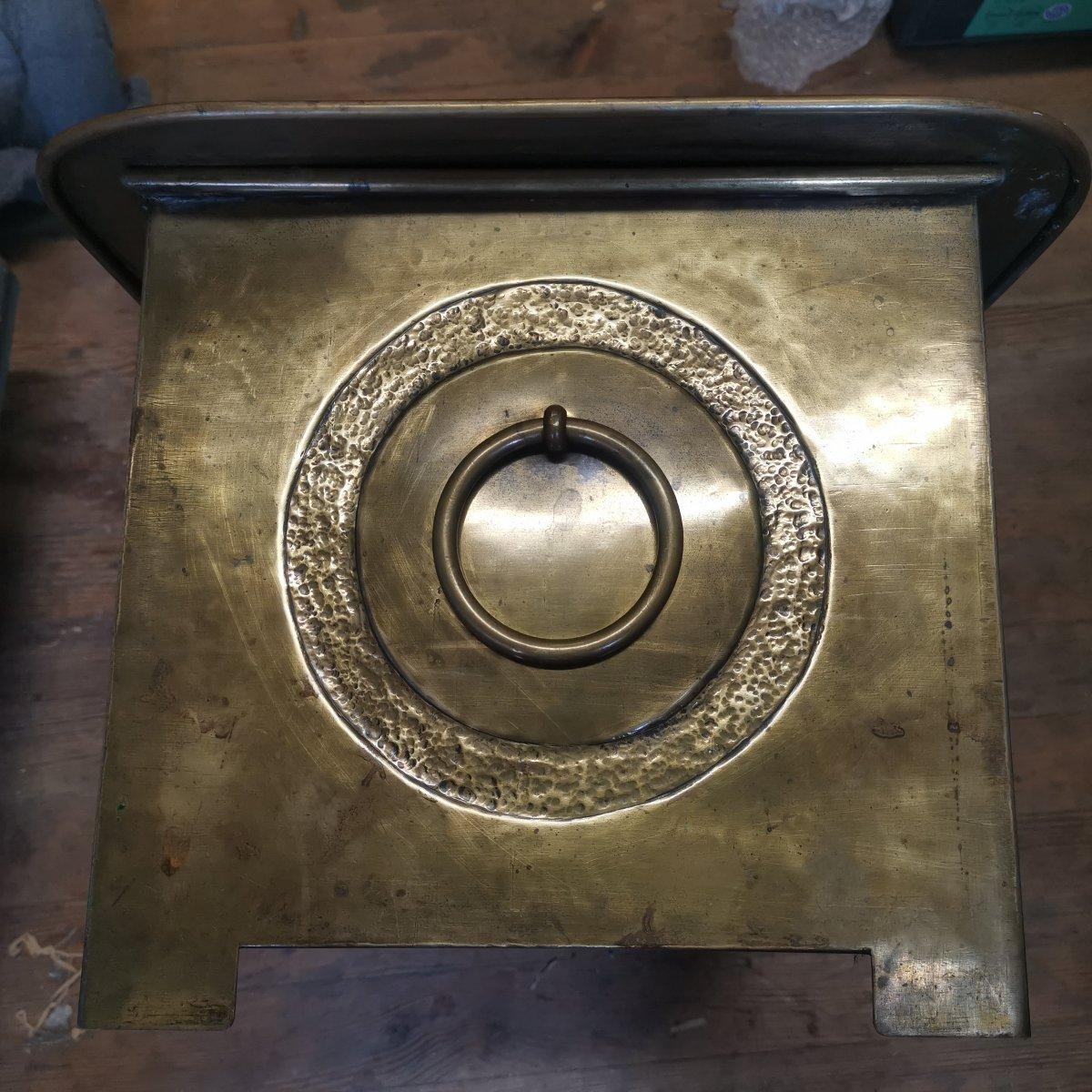 Margaret Gilmour Attri Scottish Arts & Crafts Brass Coal Box with Thistle Detail In Good Condition For Sale In London, GB