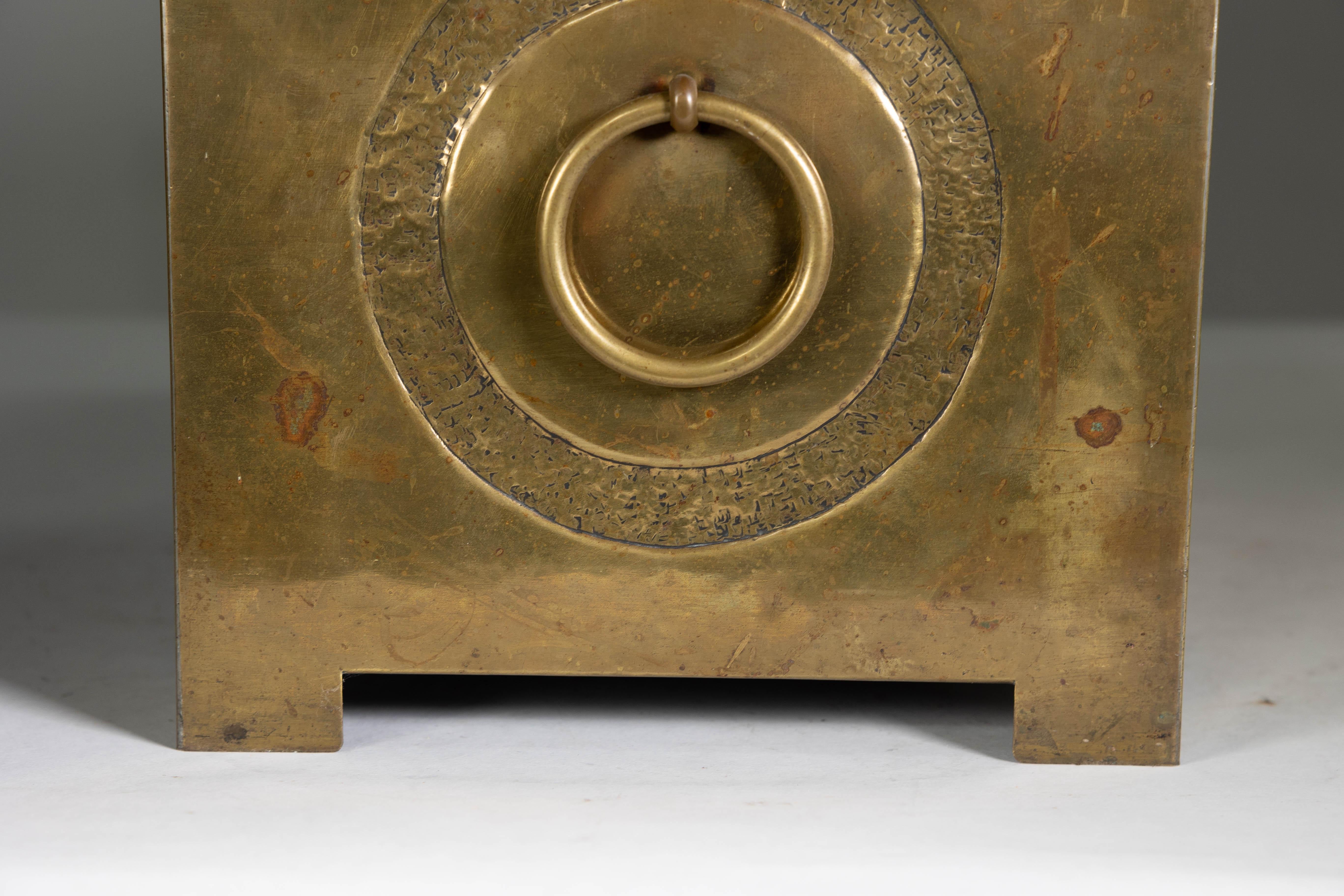 Escuela Margaret Gilmour. Caja para carbón Arts & Crafts escocesa con detalle de cardo principios del siglo XX en venta