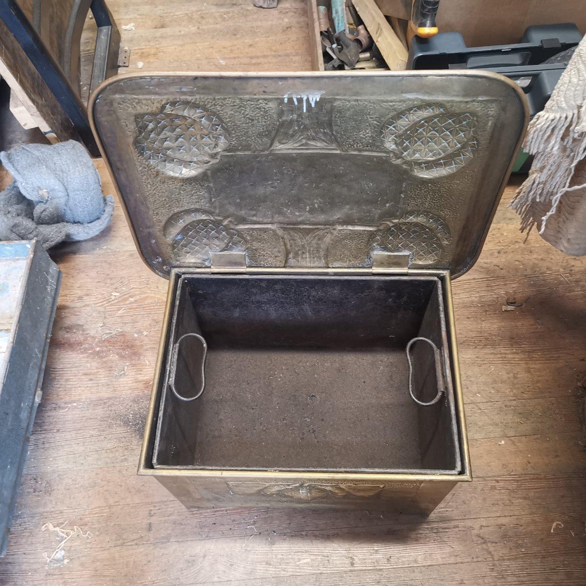 Boîte à charbon écossaise en laiton attribuée à Margaret Gilmour Arts & Crafts avec détails en chardon en vente 1