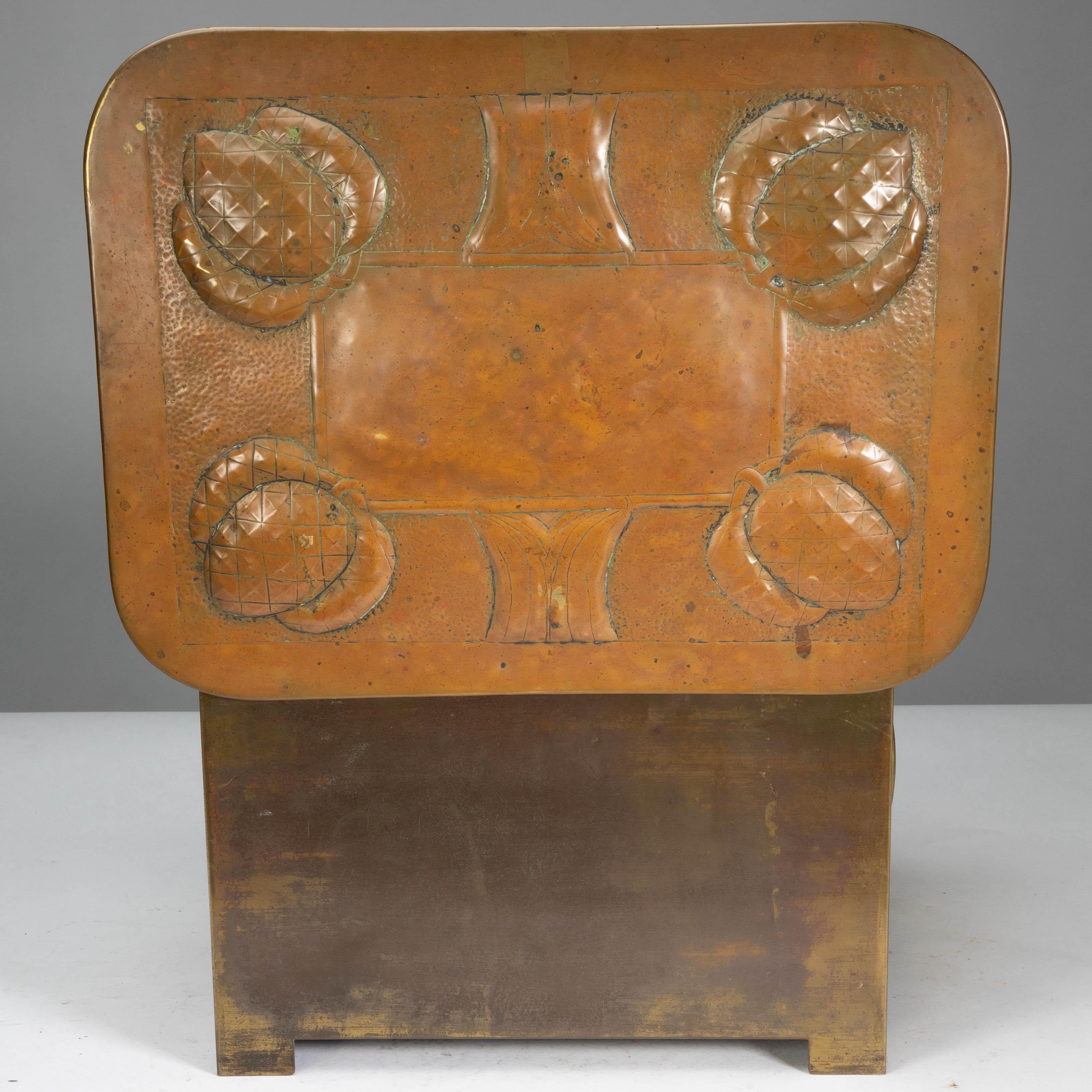 Escuela Margaret Gilmour. Caja para carbón Arts & Crafts escocesa con detalle de cardo en venta 1