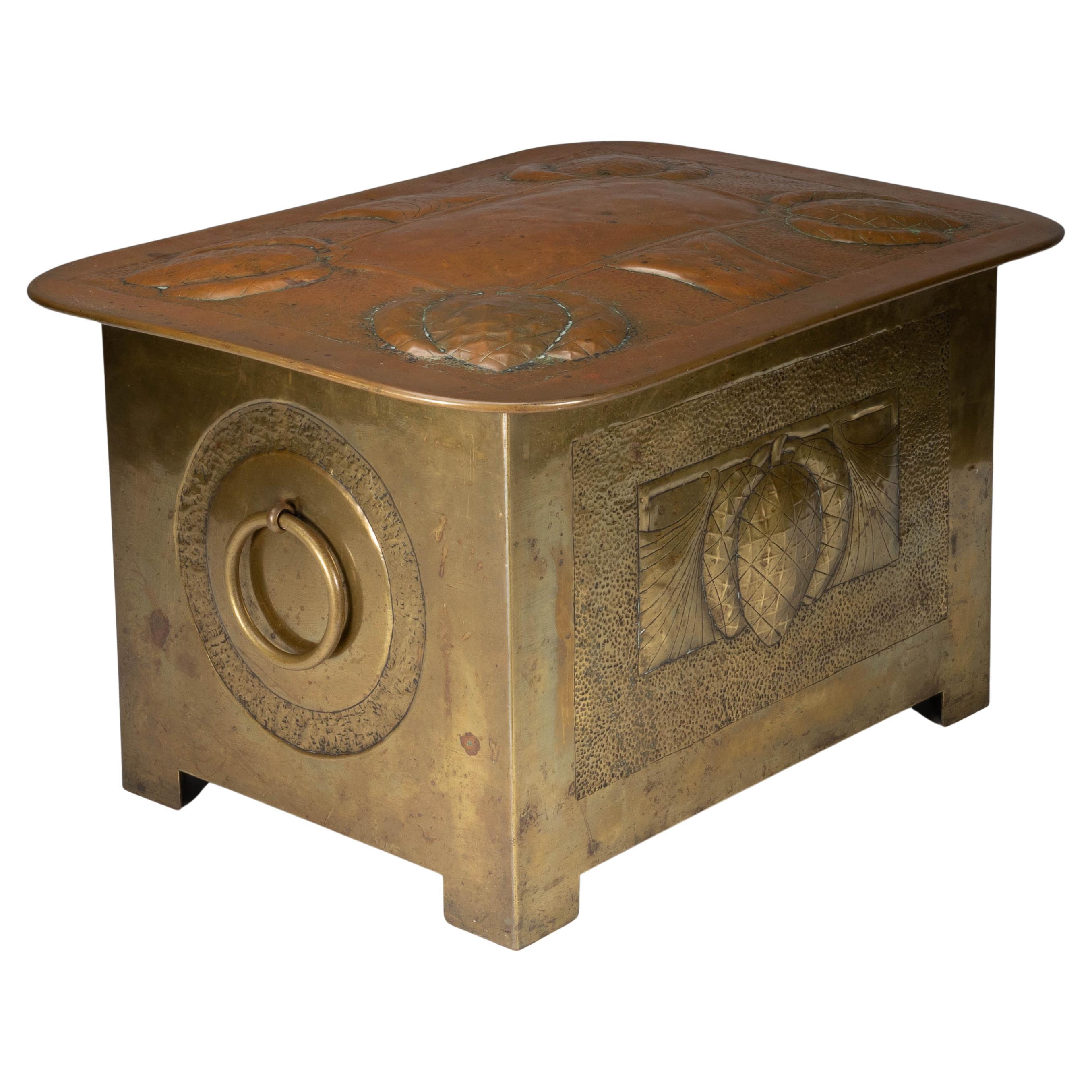Escuela Margaret Gilmour. Caja para carbón Arts & Crafts escocesa con detalle de cardo en venta