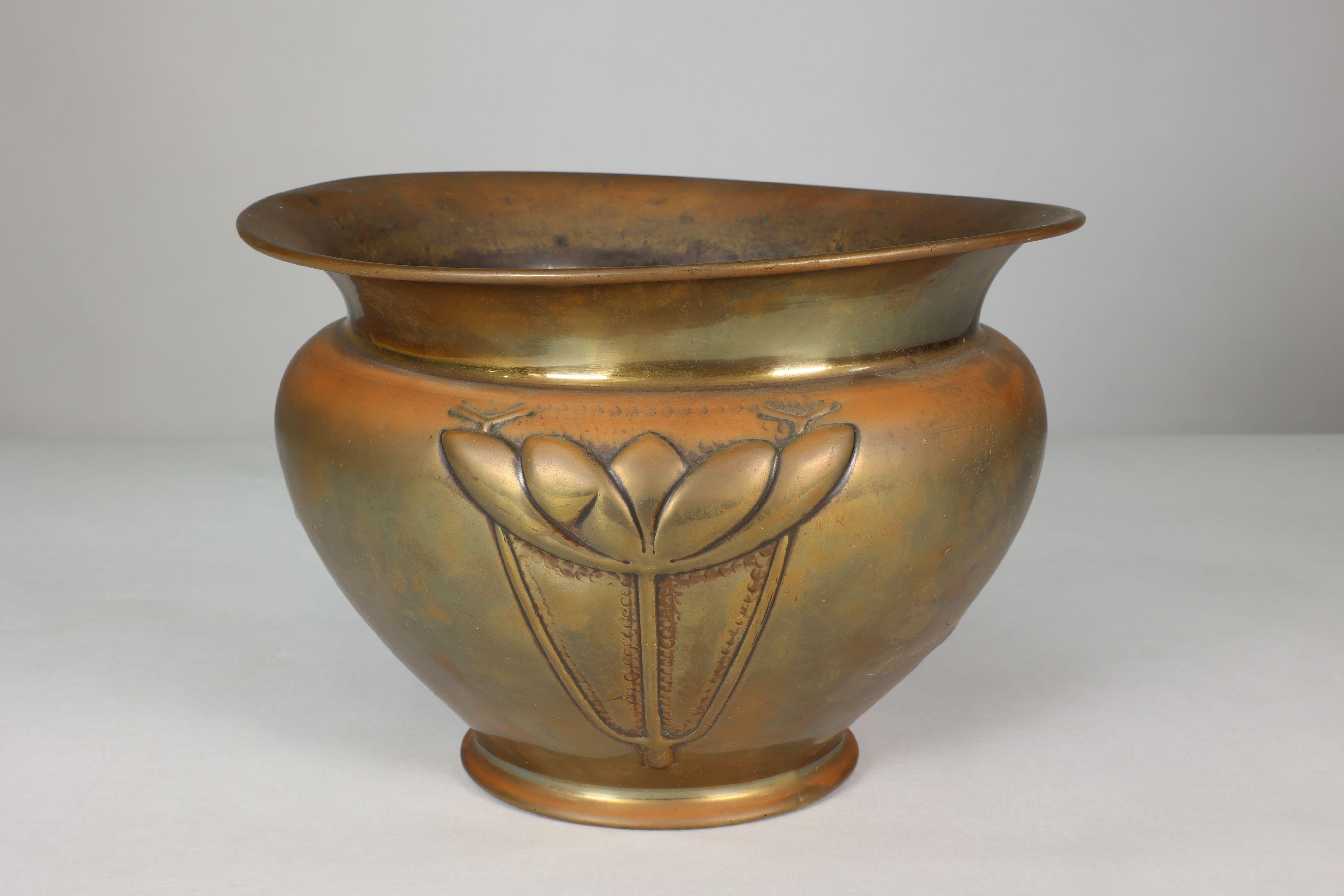 English Margaret Gilmour school. A Glasgow style brass planter w. stylised floral detail