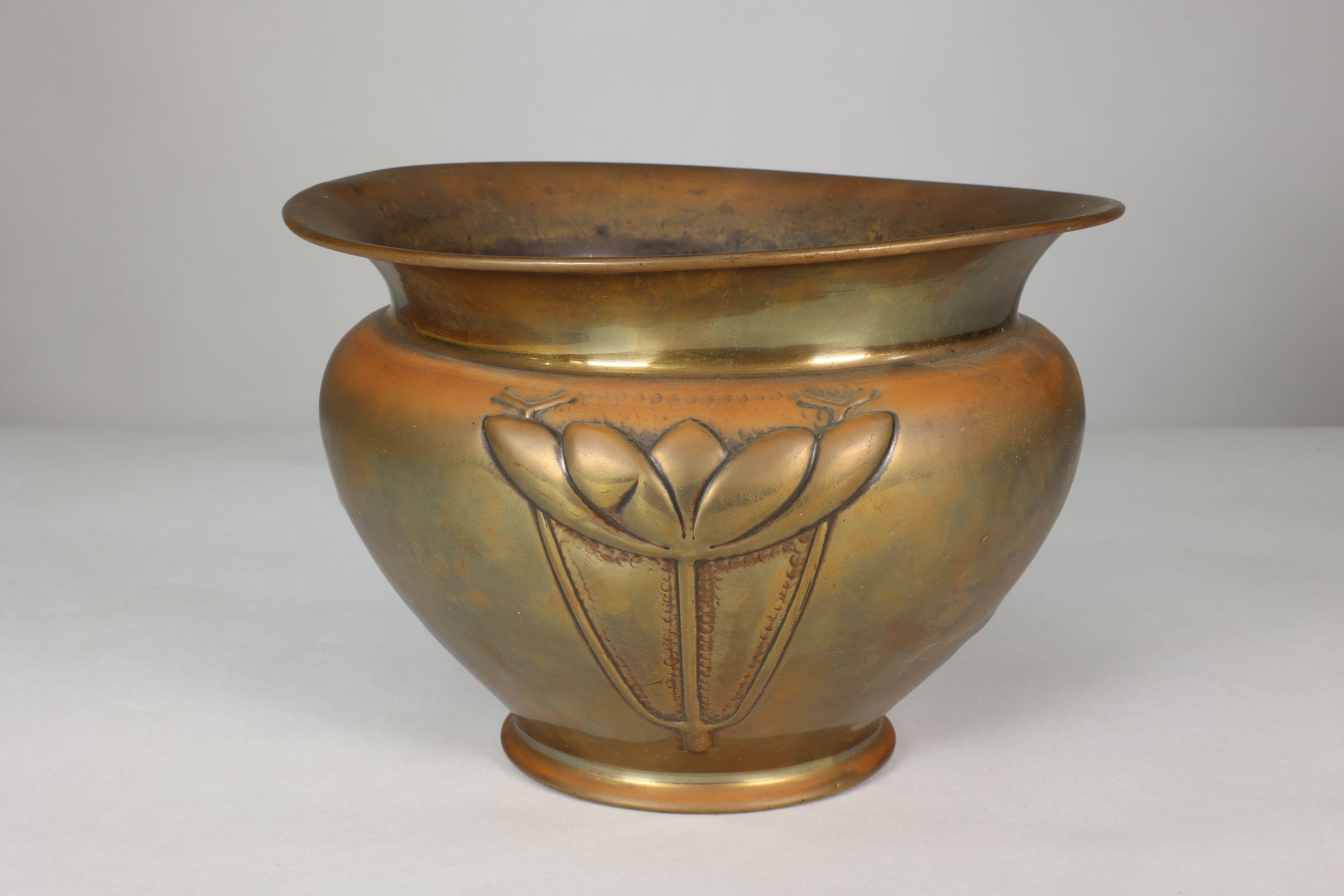 Margaret Gilmour school. A Glasgow style brass planter w. stylised floral detail In Good Condition In London, GB