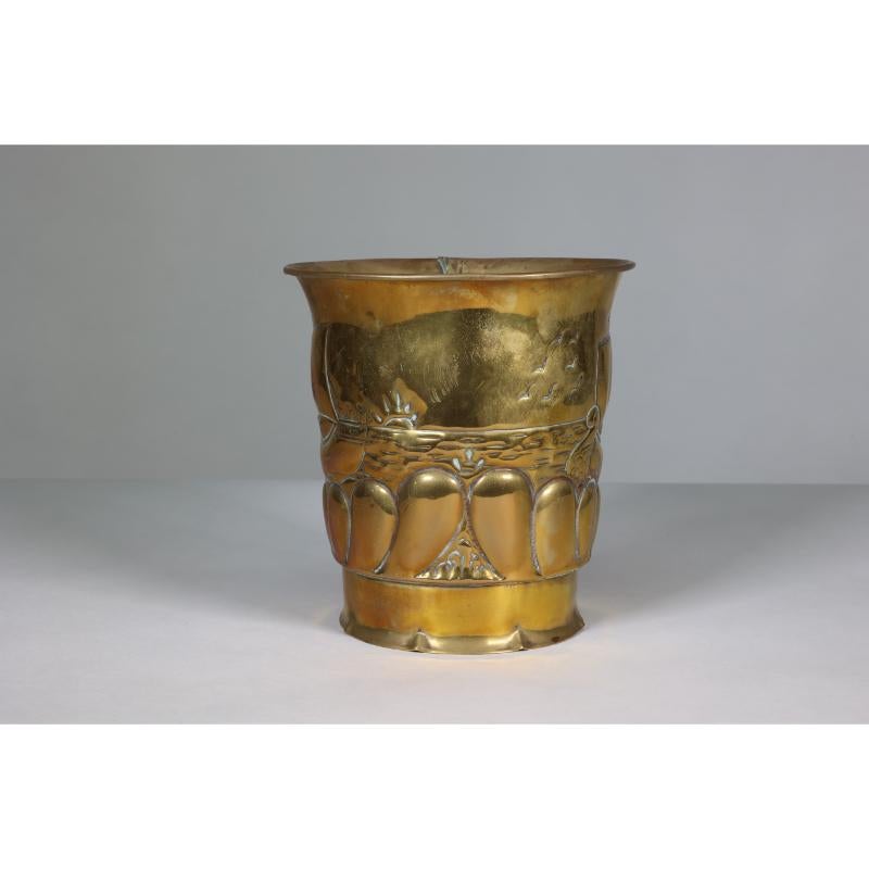 Margaret Gilmour School. An Arts & Crafts brass planter with a galleon at sea. In Good Condition For Sale In London, GB