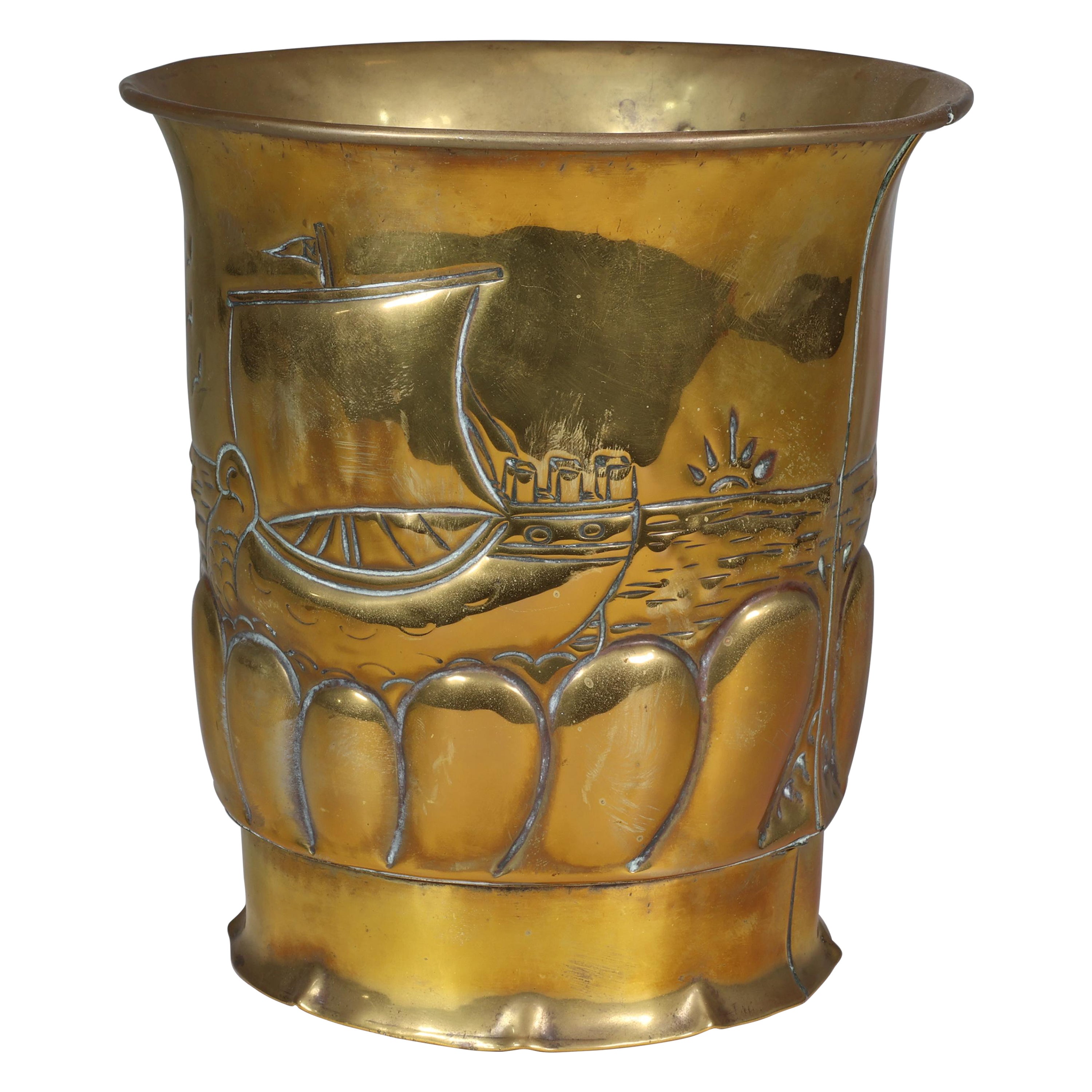 Margaret-Gilmour-Schule. Ein Arts and Crafts-Pflanzgefäß aus Messing mit einem Galleon auf See. im Angebot