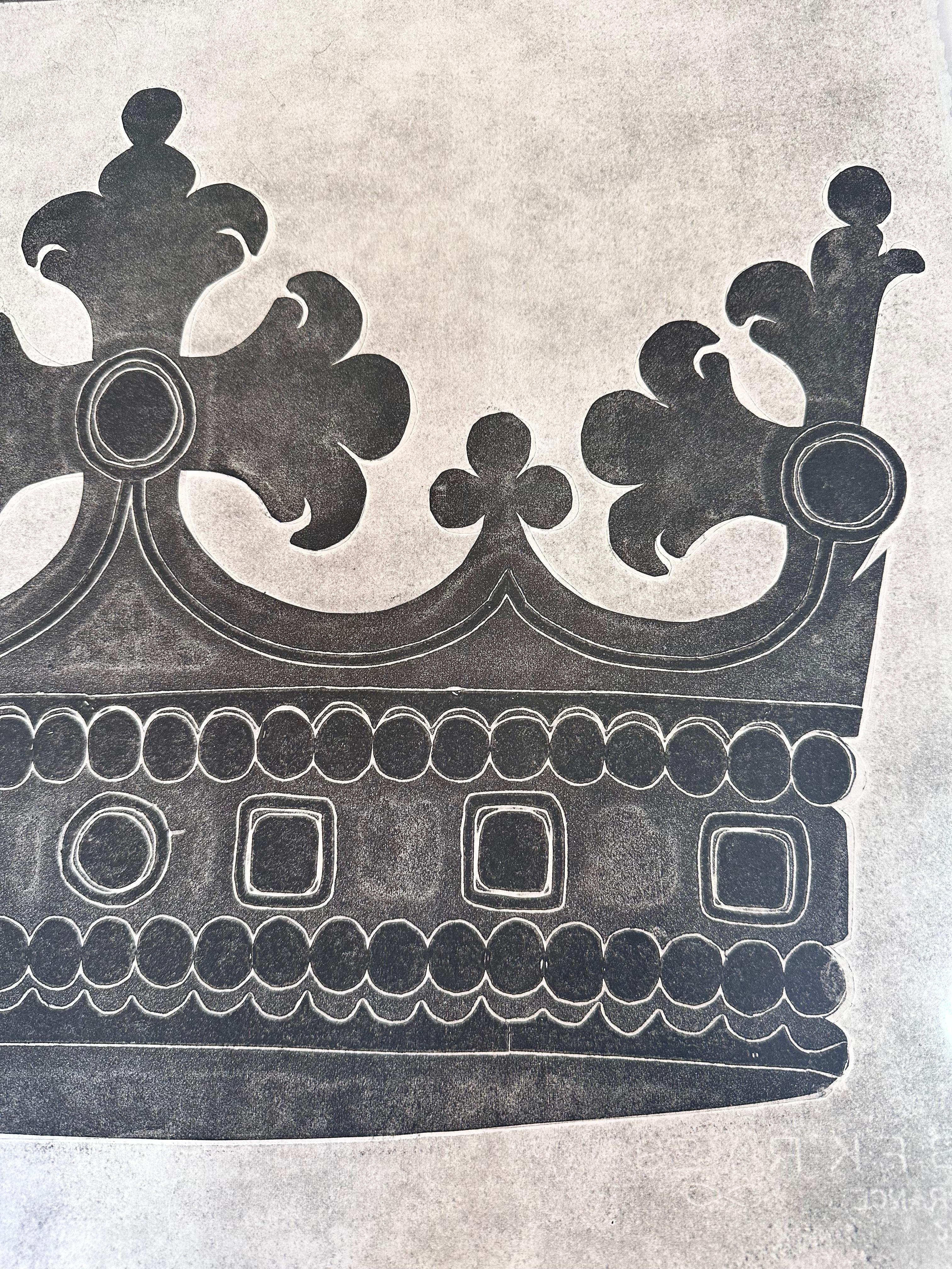 Zeitgenössischer Monodruck in dunkler Kohle und Grau mit Ölfarben, Papier und Mylar-Relief auf Rives BFK-Papier von zwei Kronen, einer für einen Herzog und einer für eine Herzogin. Ungerahmt erhältlich. Verso signiert, datiert und betitelt.

Aus der