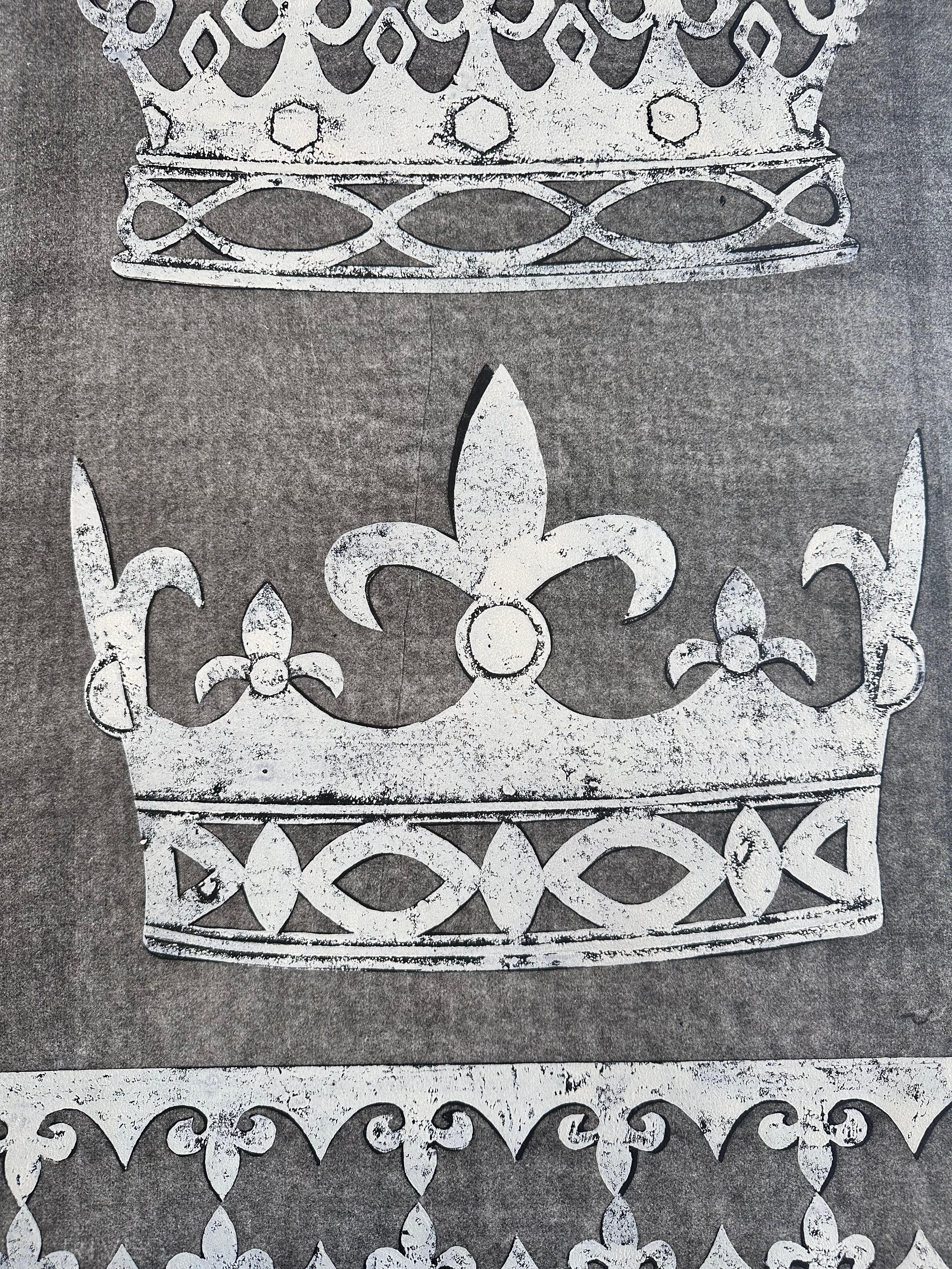 Zeitgenössischer grauer und weißer Monodruck mit Ölfarben, Papier und Mylar-Relief auf Rives BFK-Papier mit einer Marquess- und Marchioness-Krone und einem Fleur-de-Lis-Muster im unteren Teil der Komposition. Ungerahmt erhältlich. Verso signiert,