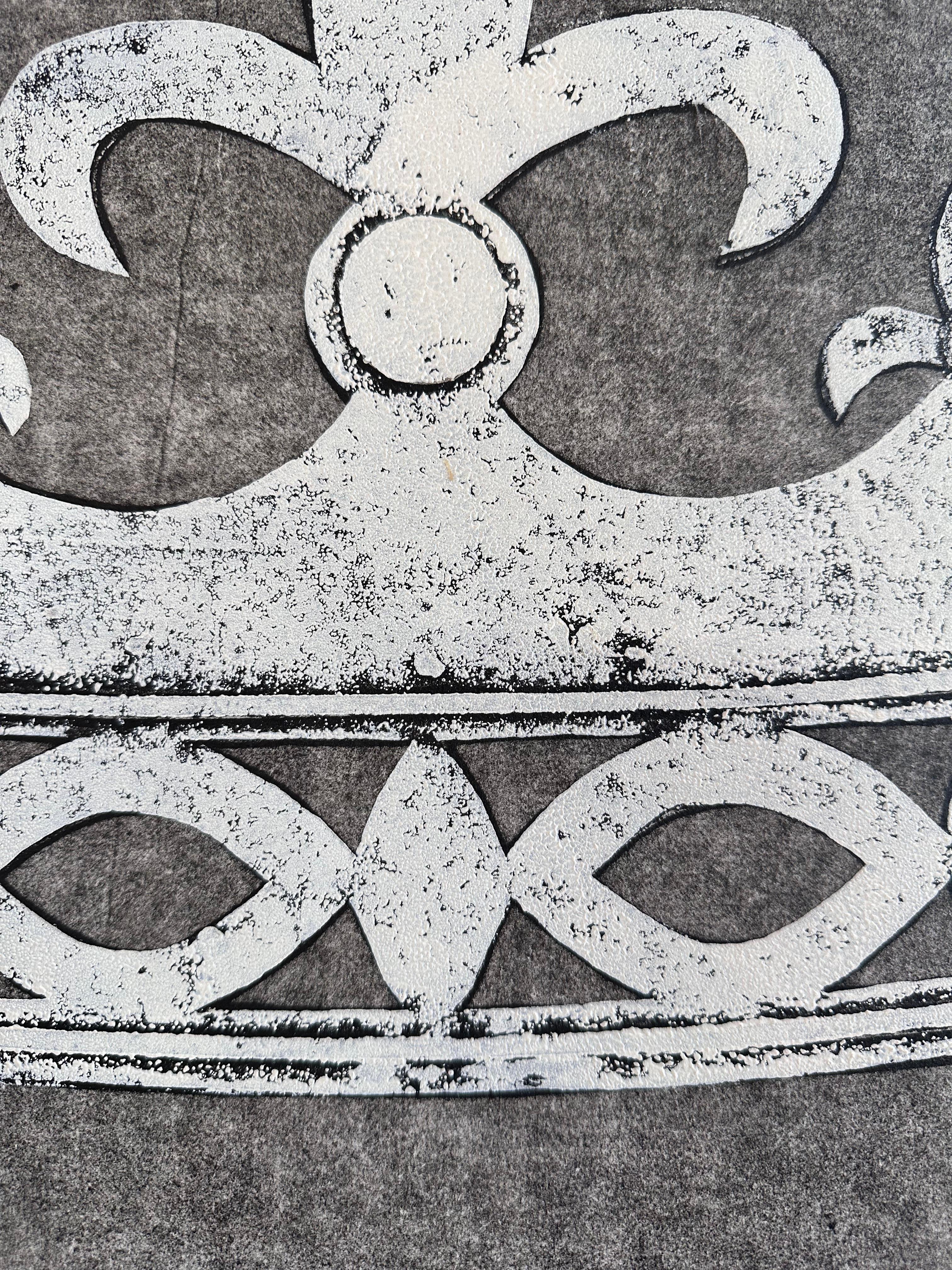 Marquess Marchioness VI., Krone, Monotypie in Weiß und Grau, Royal Fleur-de-lis, 2021 im Angebot 1
