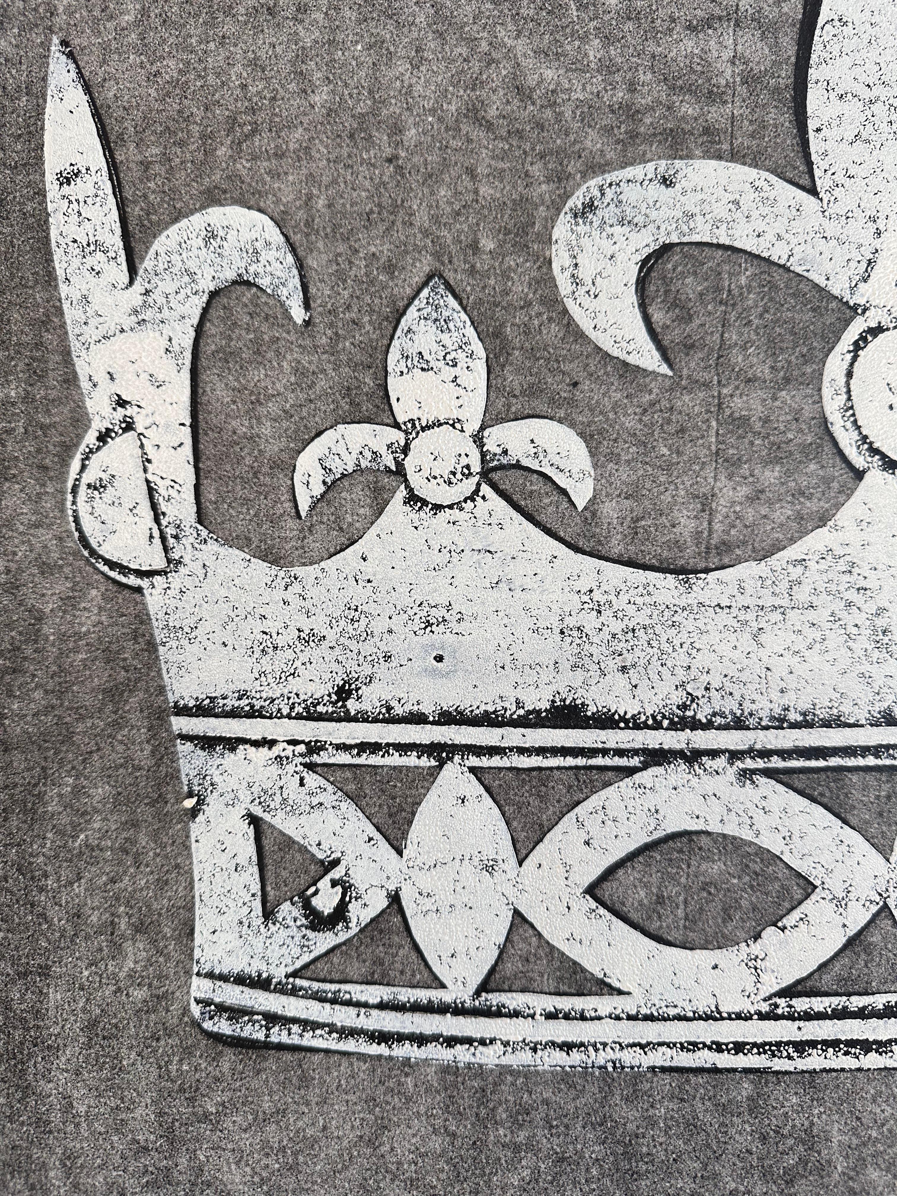 Marquess Marchioness VI., Krone, Monotypie in Weiß und Grau, Royal Fleur-de-lis, 2021 im Angebot 2