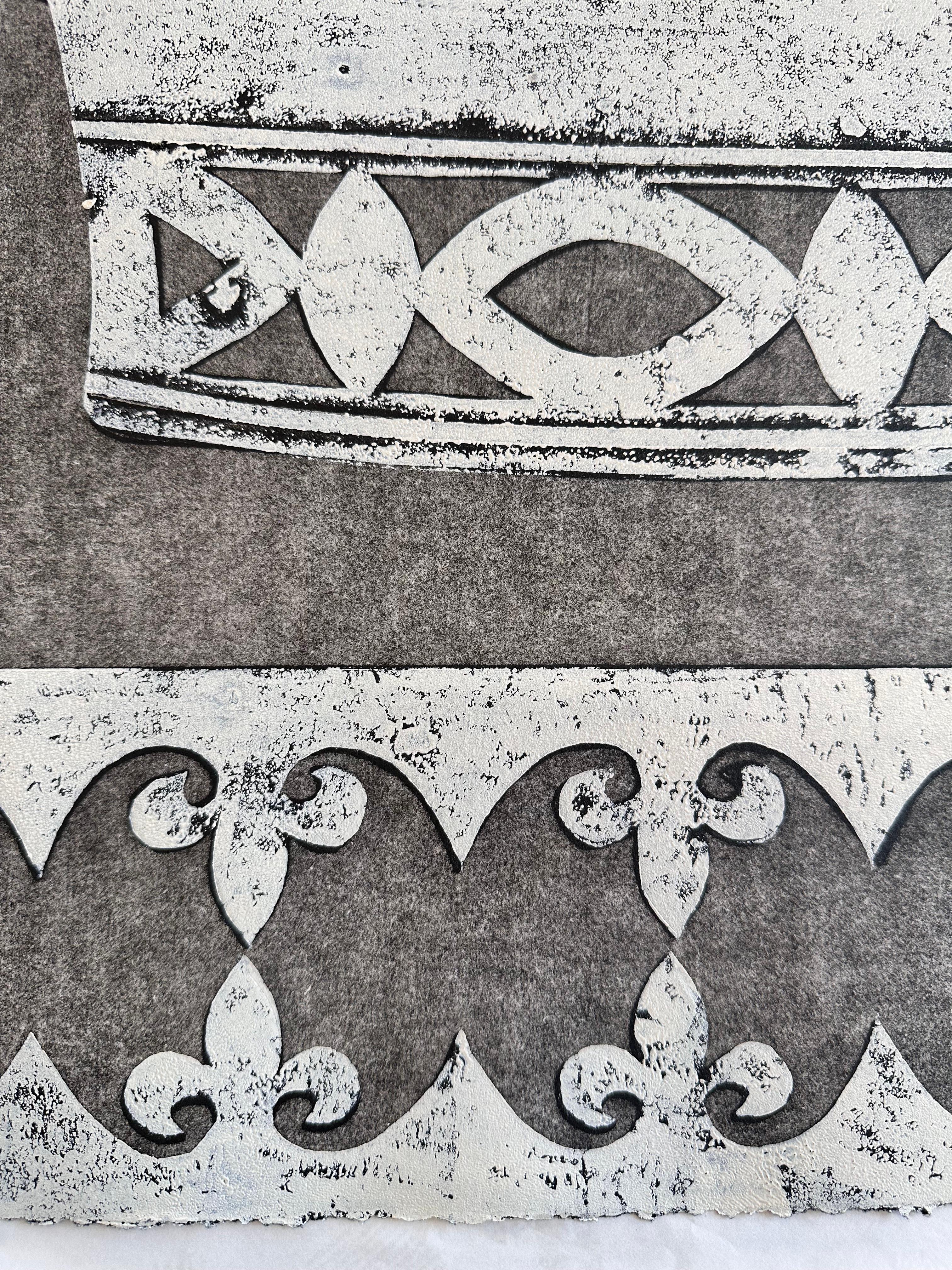 Marquess Marchioness VI., Krone, Monotypie in Weiß und Grau, Royal Fleur-de-lis, 2021 im Angebot 3