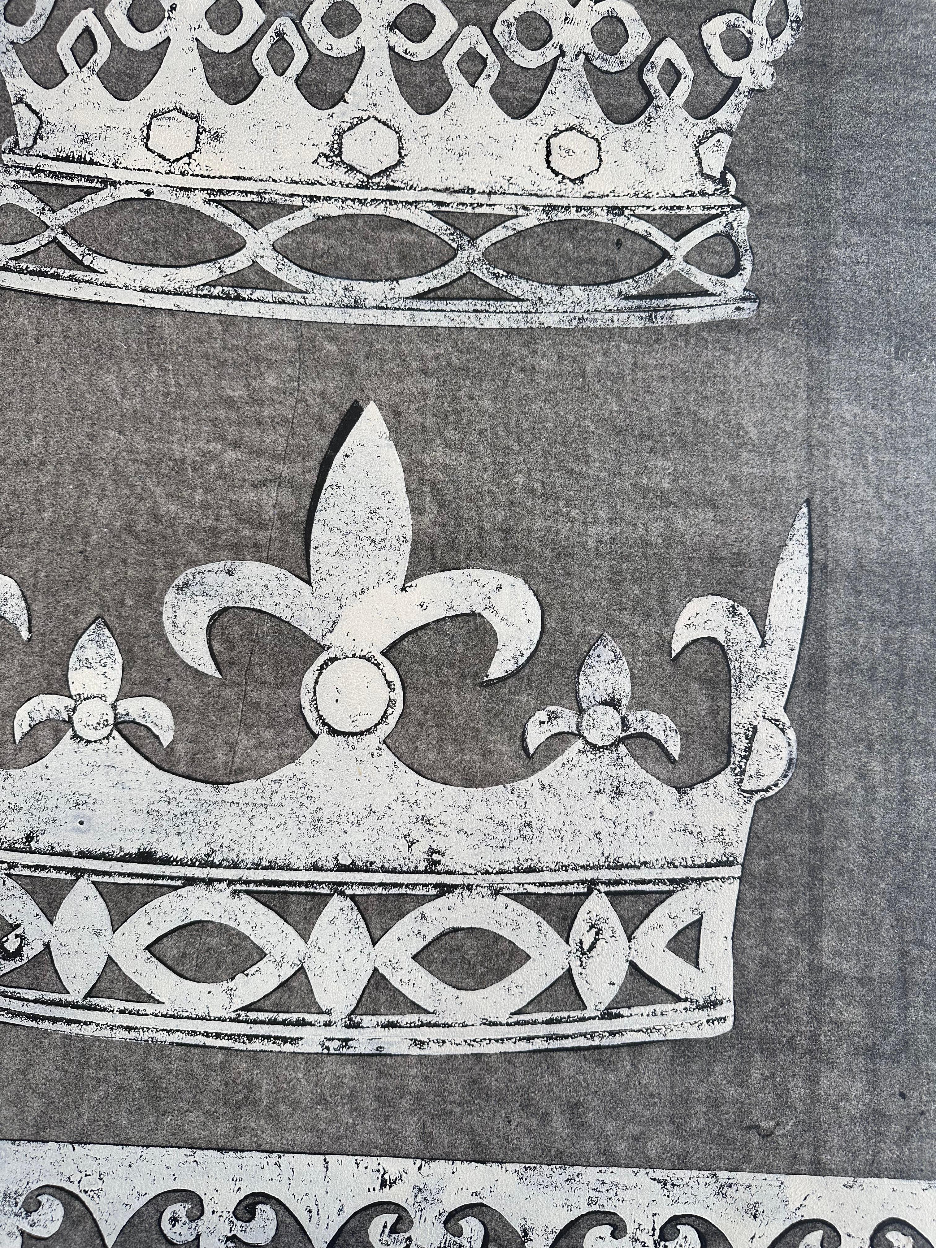 Marquess Marchioness VI., Krone, Monotypie in Weiß und Grau, Royal Fleur-de-lis, 2021 im Angebot 5