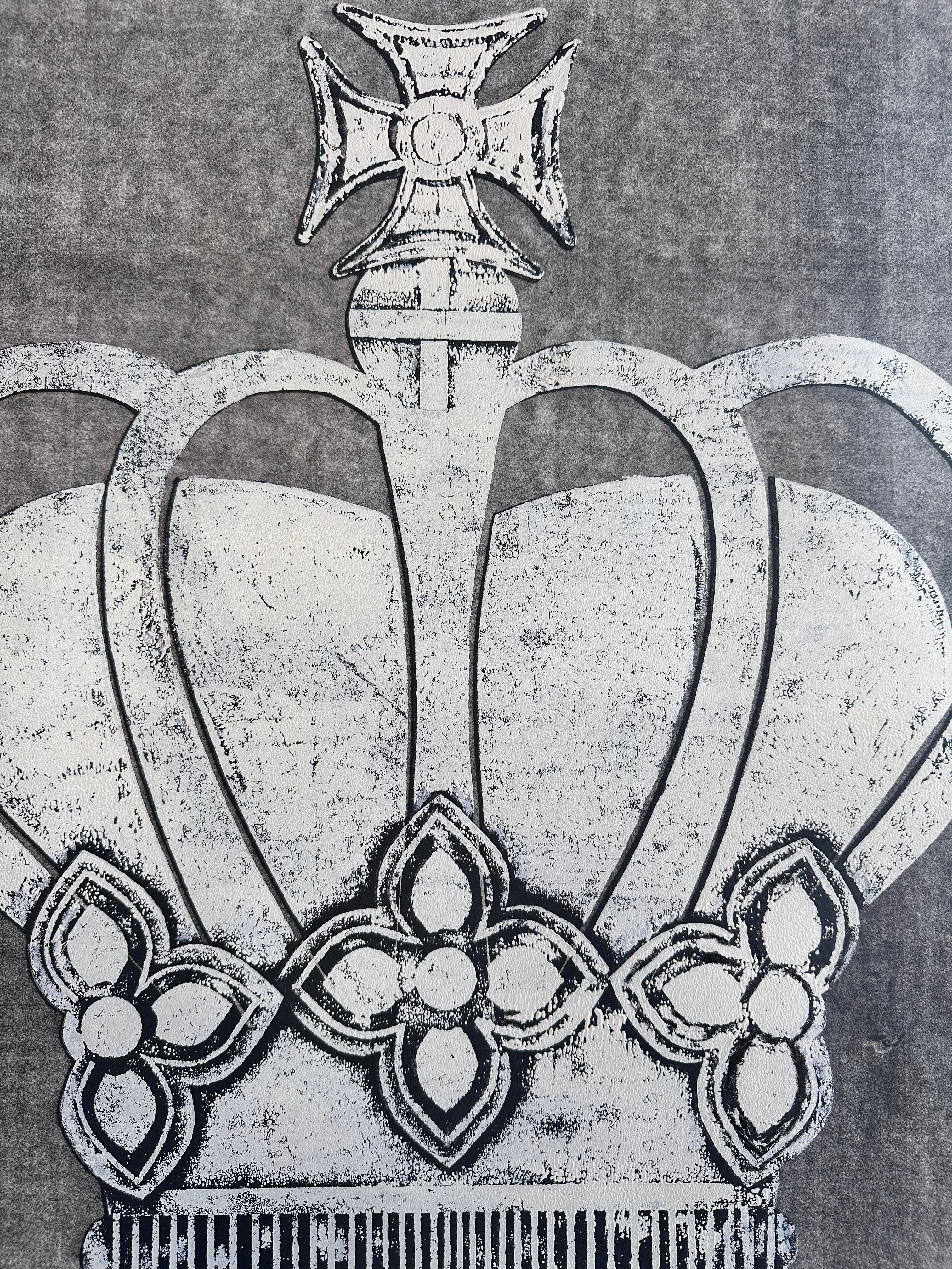 Zeitgenössischer Monodruck in Grau und Weiß mit Ölfarben, Papier und Mylar-Relief auf Rives BFK-Papier mit der Krone eines königlichen Monarchen und einem Fleur-de-Lis-Muster am oberen und unteren Rand der Komposition. Ungerahmt erhältlich. Verso