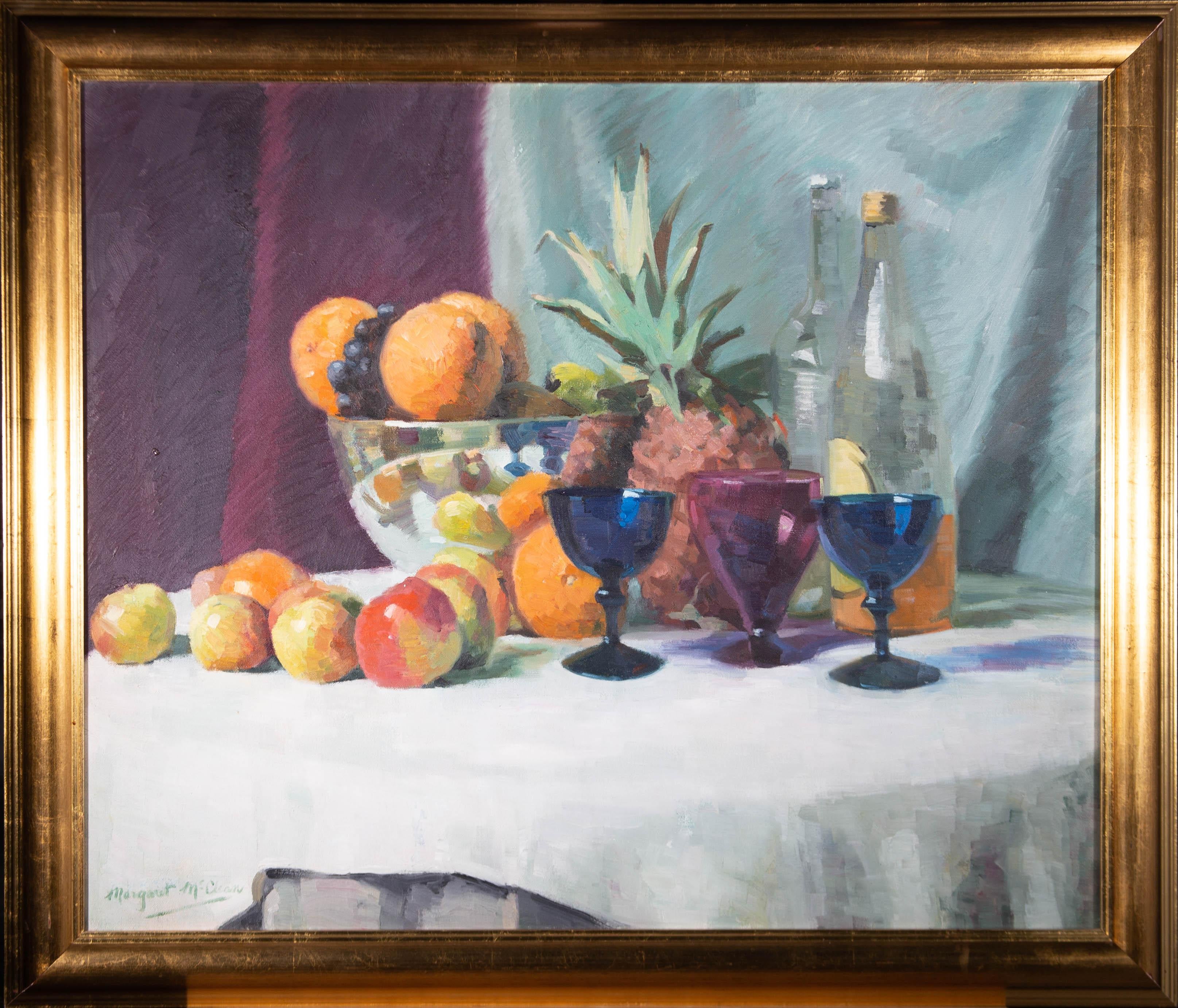 Maravilloso bodegón de frutas sobre una mesa con cristalería de varios colores. Bien presentado en un marco de efecto dorado. Firmado. En lienzo sobre bastidores.
