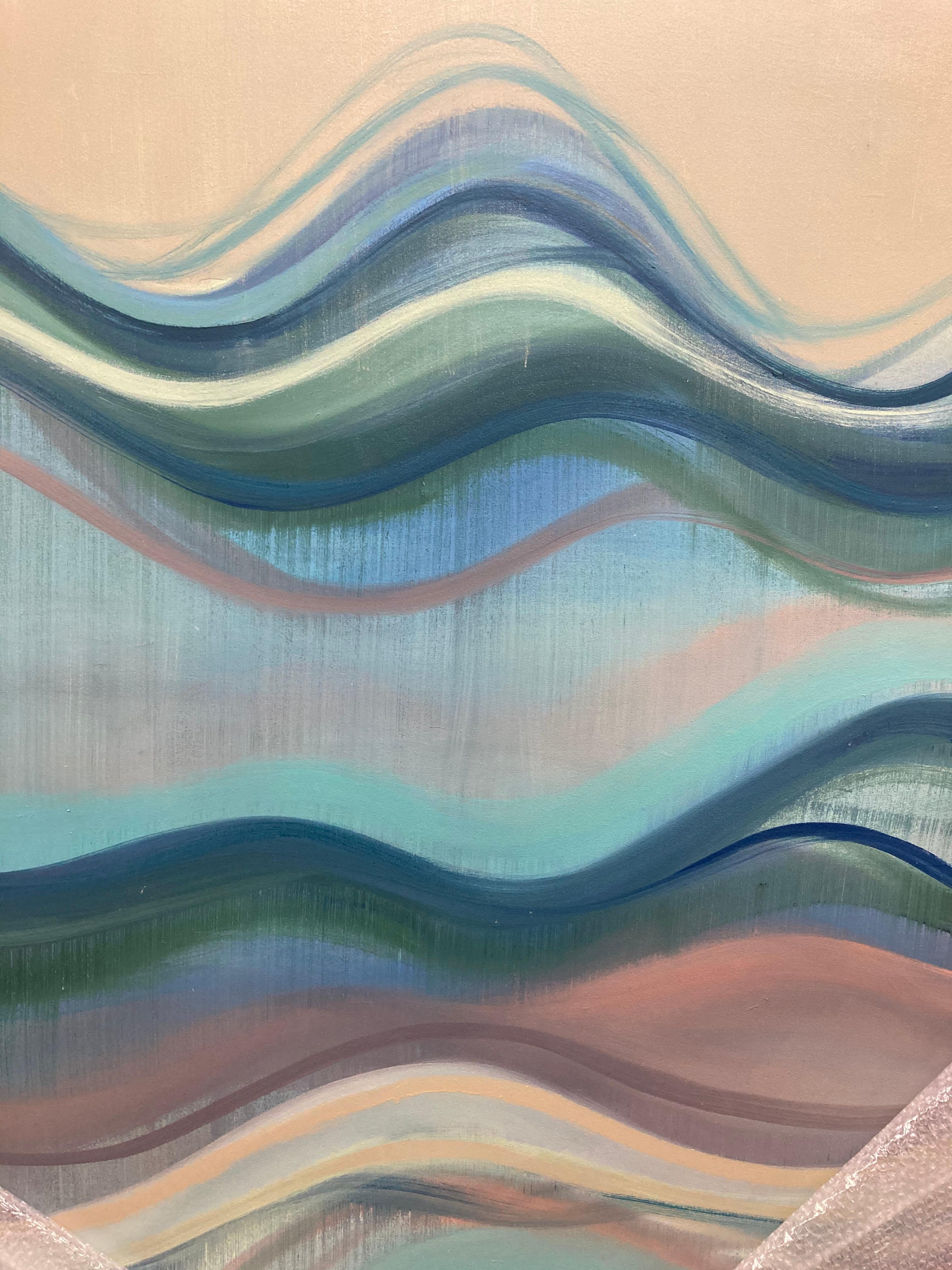 Dans cette peinture abstraite contemporaine à l'huile sur toile, ondulations dans des tons de bleu avec pêche pâle, corail, ivoire et vert chasseur, Margaret Condit explore les propriétés des formes curvilignes abstraites trouvées dans les