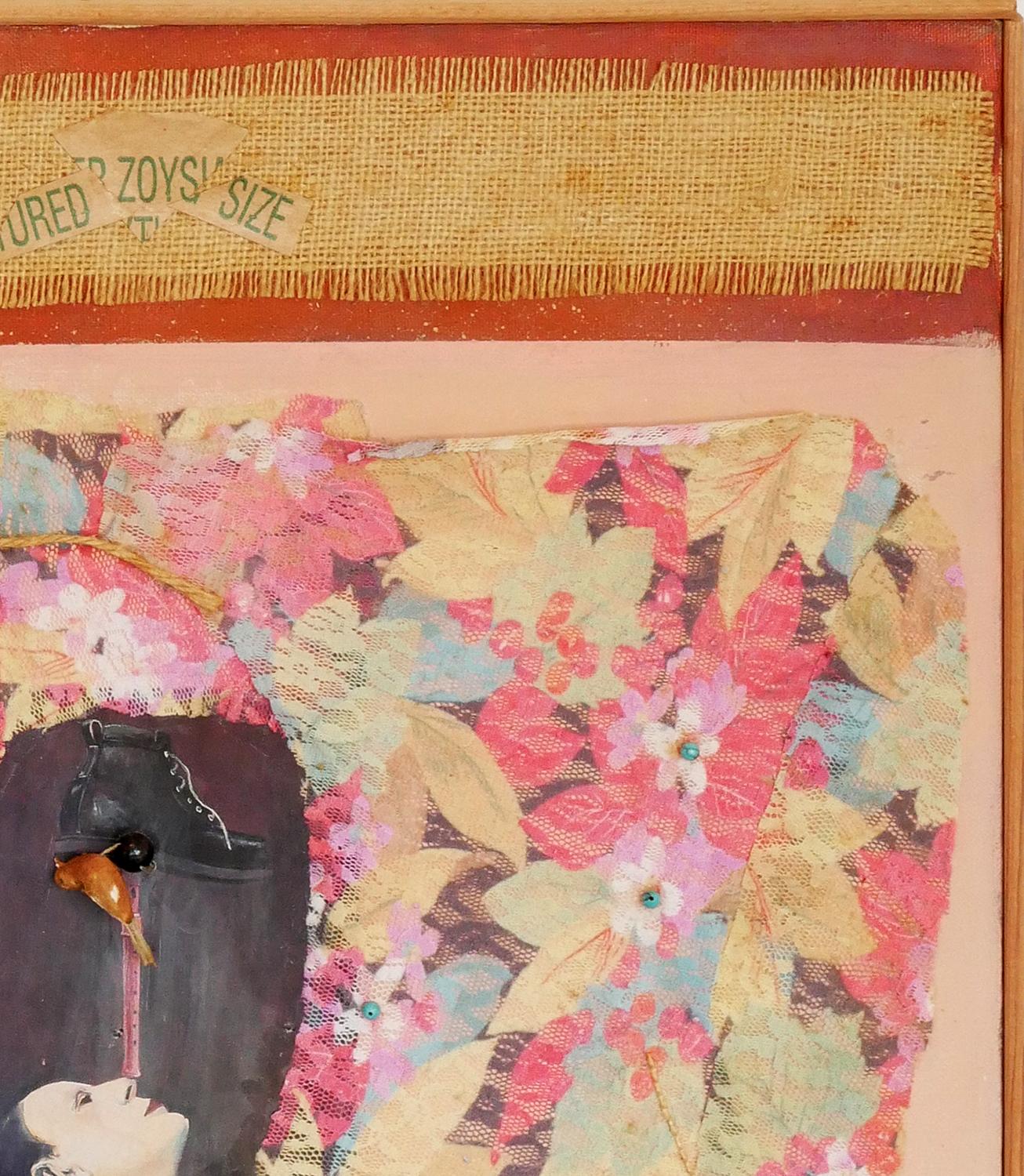 Peinture abstraite figurative rose et orange réalisée par l'artiste Margaret Nobler, de Houston, au Texas. Le tableau représente une figure féminine sur un tissu floral aux tons roses. Des bandes de toile de jute brune sont également visibles en