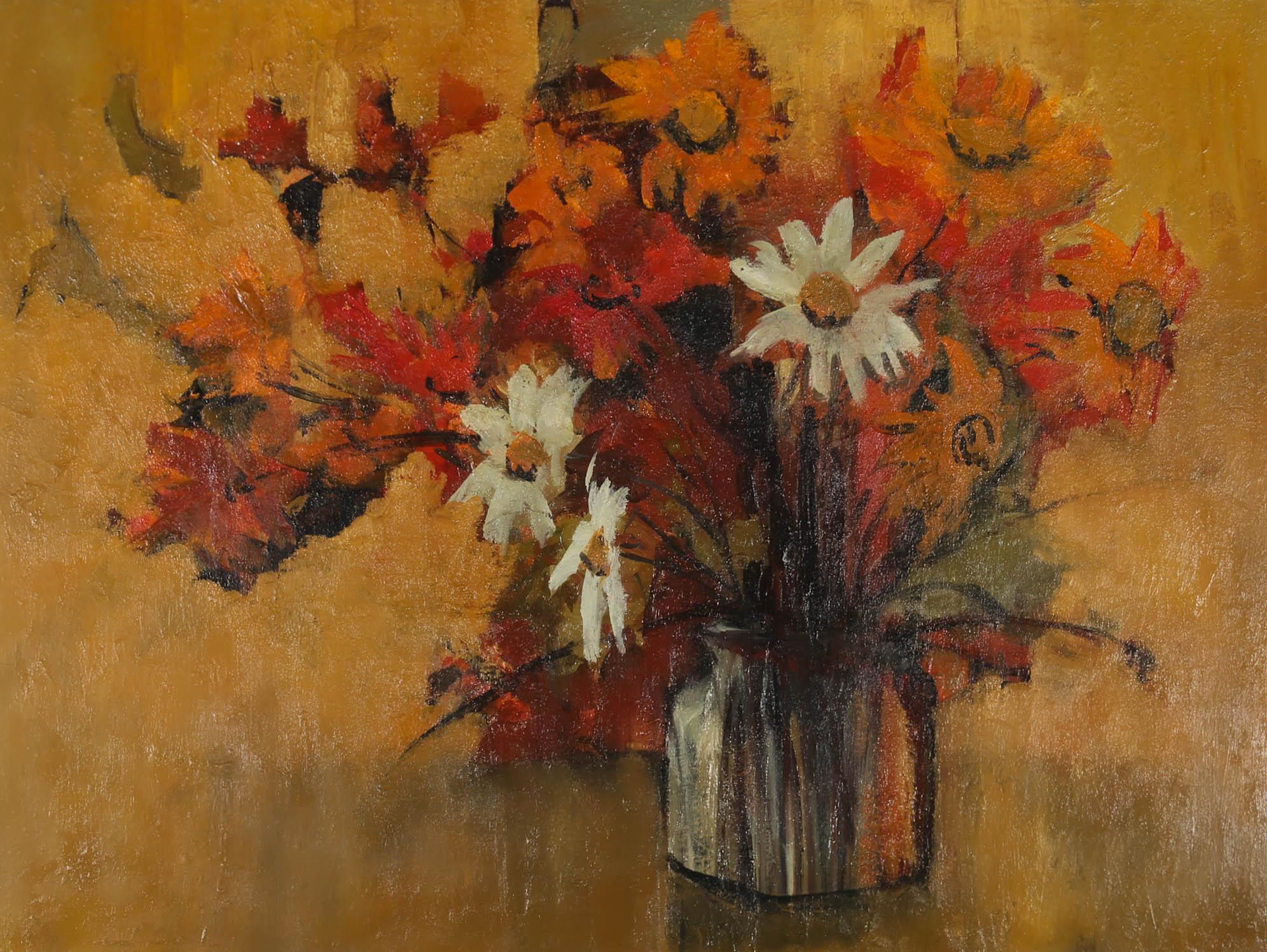 Eine charmante Stilllebenstudie einer Vase mit Wildblumen vor einem orangefarbenen Hintergrund. Der Künstler verwendet ausdrucksstarke Pinselstriche und eine leichte Impasto-Technik, um der Szene Tiefe und Textur zu verleihen. Nicht signiert. An