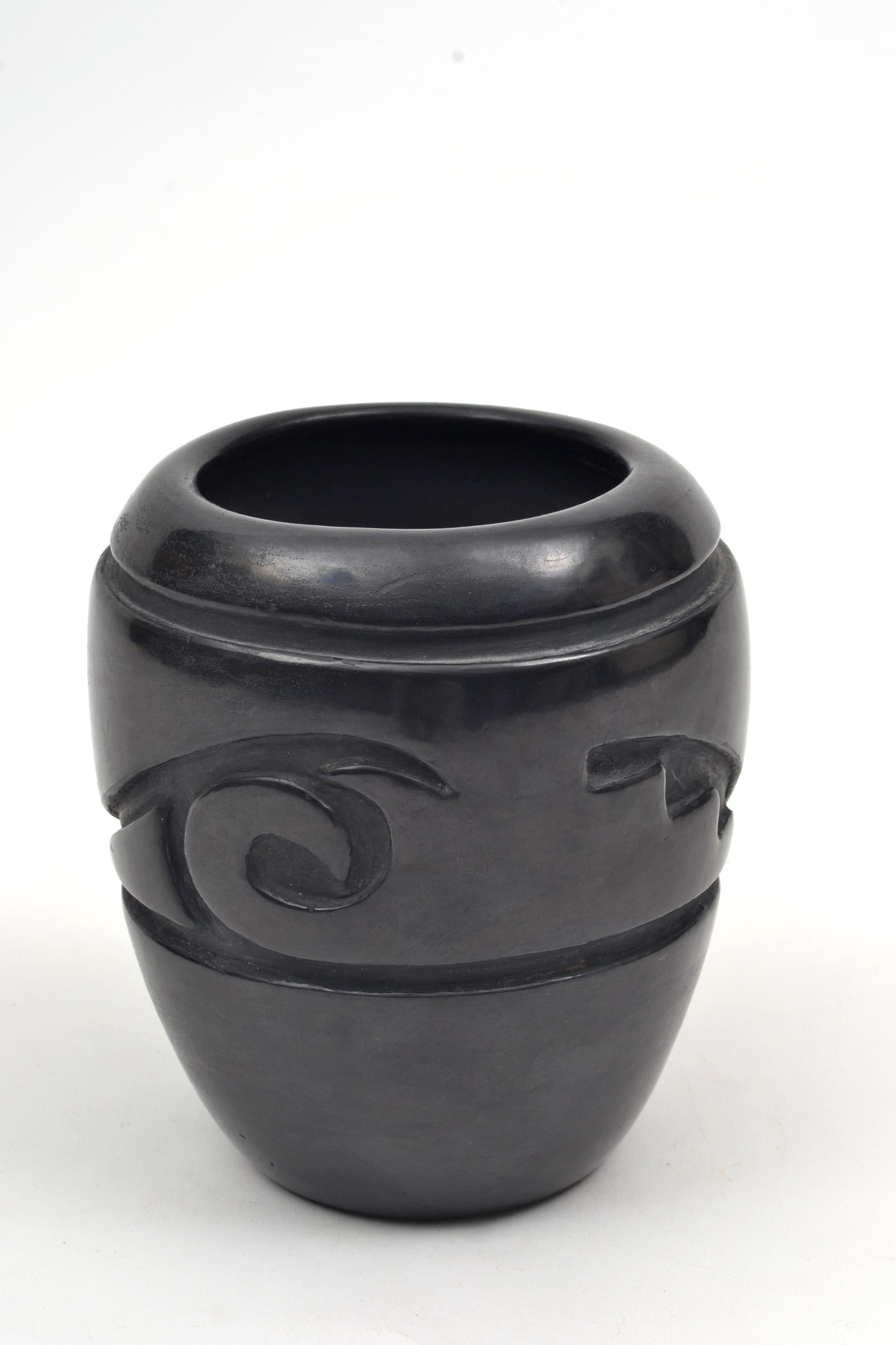 Margaret Tafoya Incised Santa Clara Pueblo Native American Ceramic Pottery In Good Condition For Sale In Pittsburgh, PA