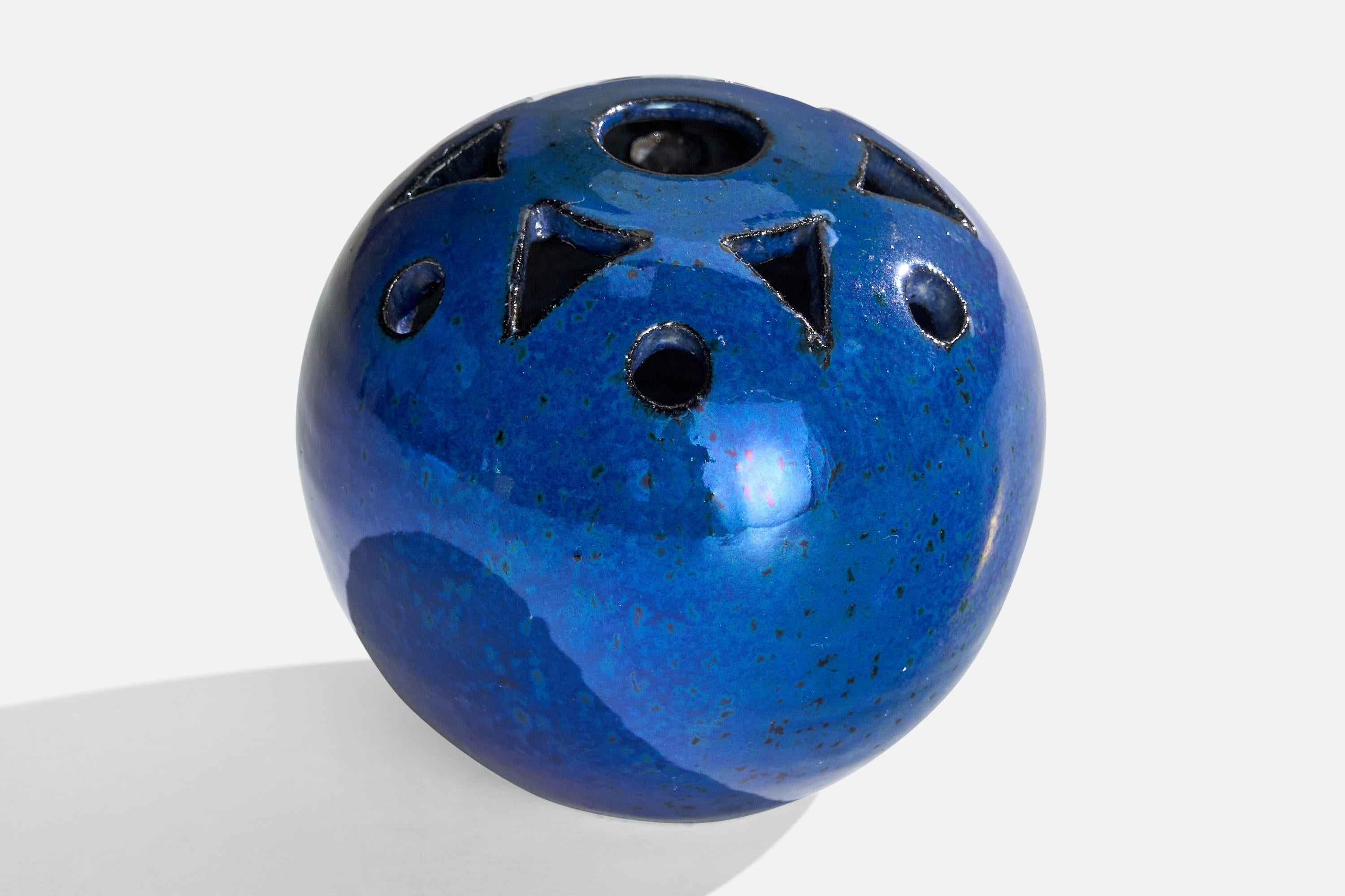 Vaso in ceramica smaltata blu progettato e prodotto da Margareta Borelius, Svezia, anni '70.

