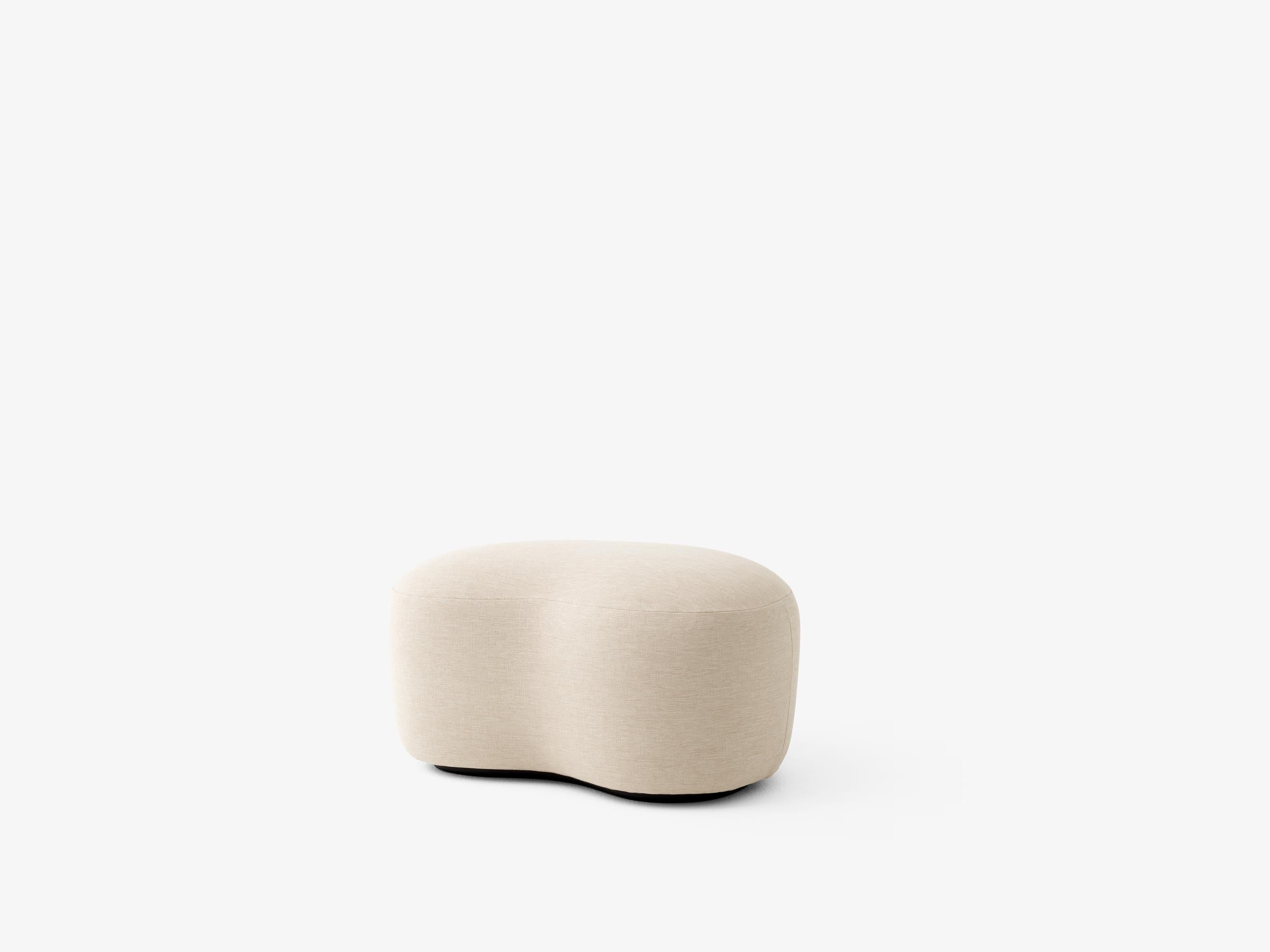 Scandinavo moderno Pouf LC5 di Margas - Argilla 011 e base nera -  di Louise Liljencrantz in vendita