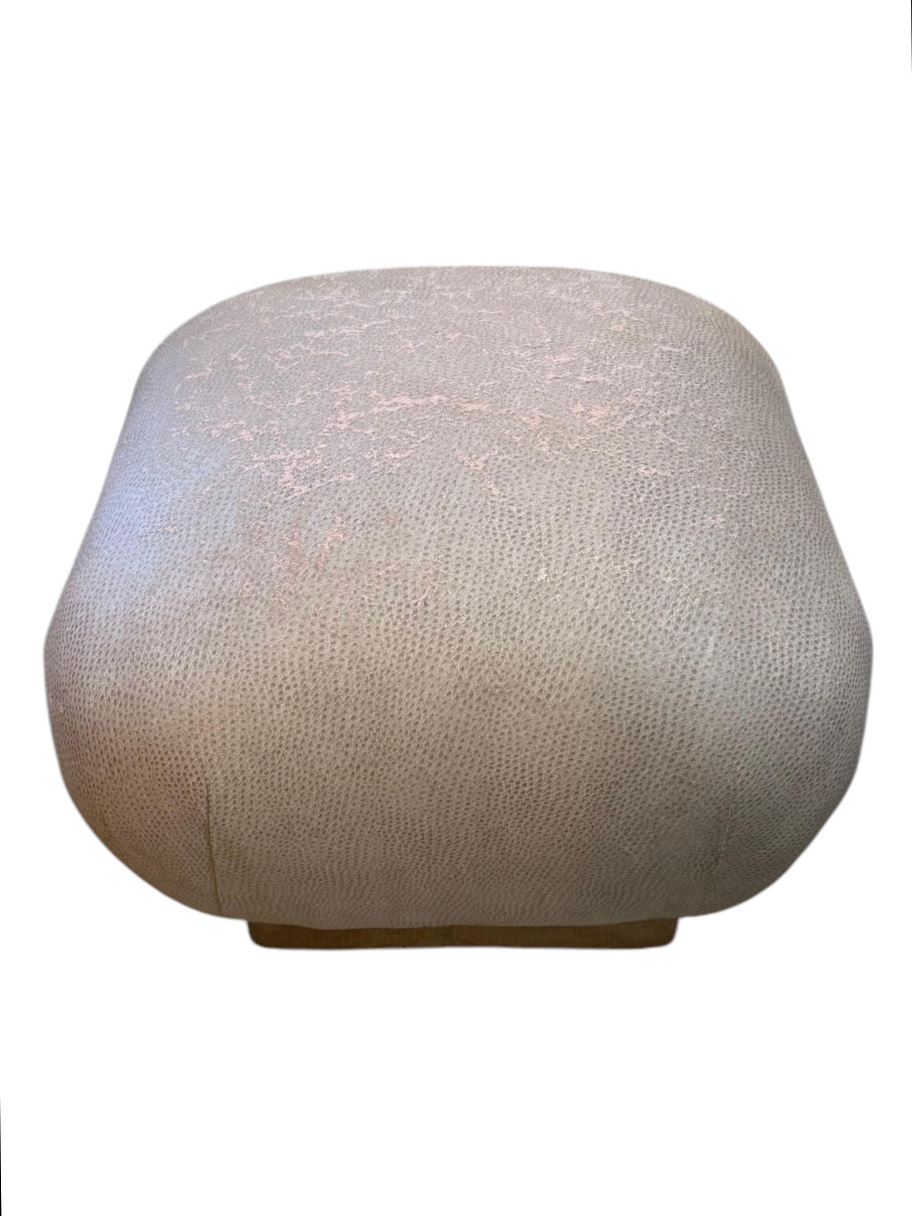 Sofisticato e scultoreo, questo lussuoso pouf di Marge Carson per John Stuart mostra curve audaci avvolte in una sontuosa pelle di nubuck. L'imbottitura testurizzata emana una sensazione di morbidezza simile a quella della pelle scamosciata, mentre