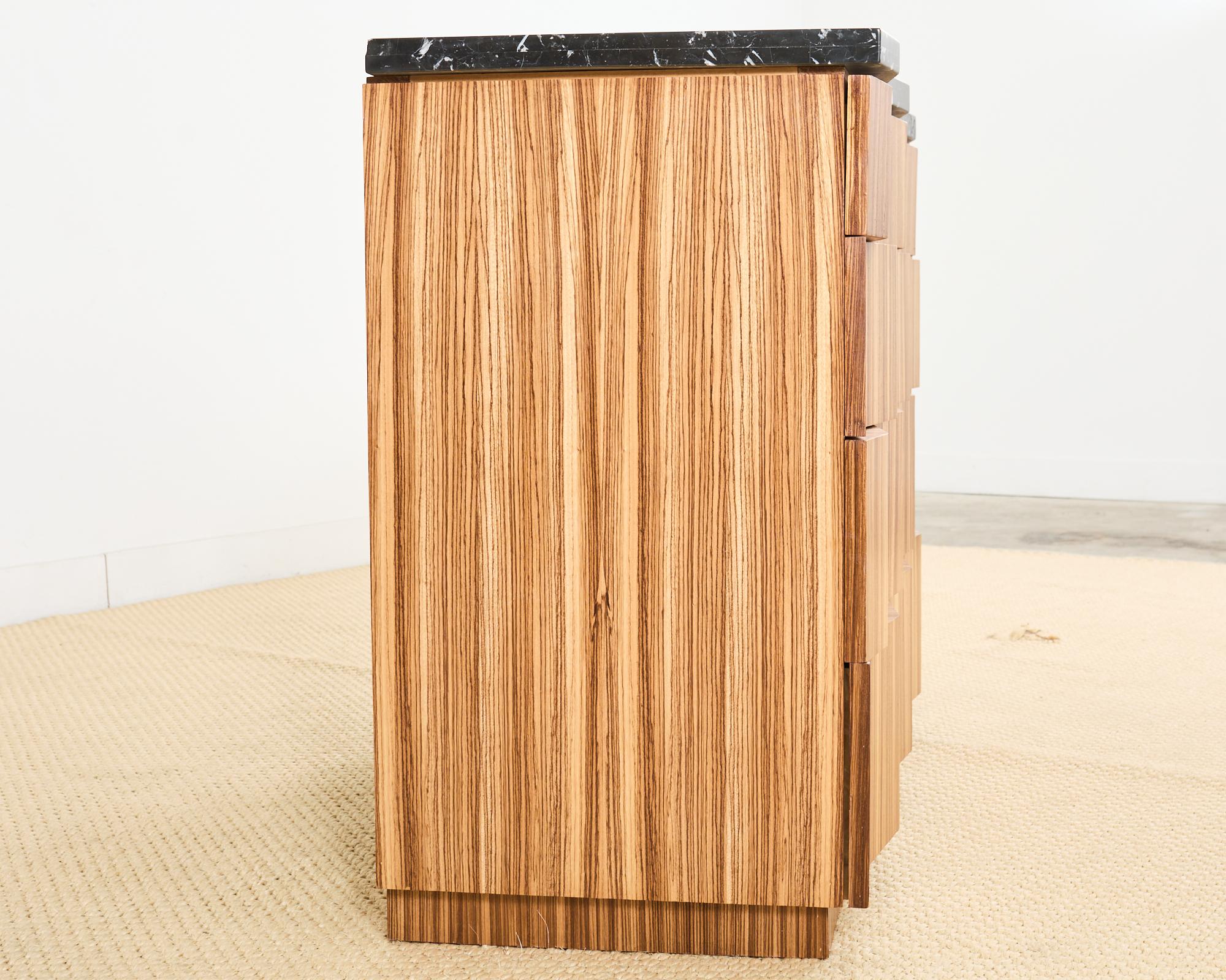 Marge Carson Commode à plateau en marbre Commode à tiroirs Bon état - En vente à Rio Vista, CA