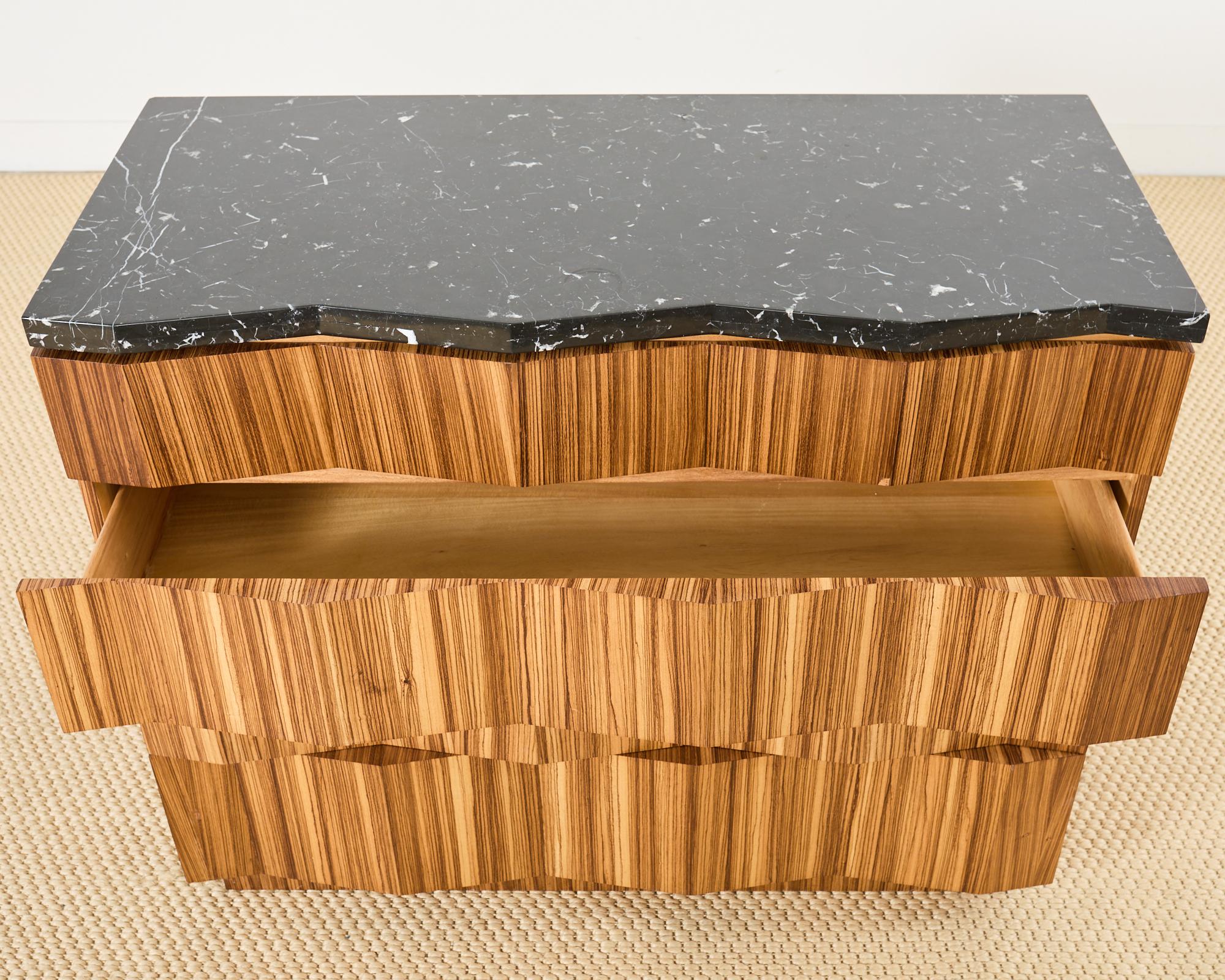 Marge Carson Commode à plateau en marbre Commode à tiroirs en vente 1