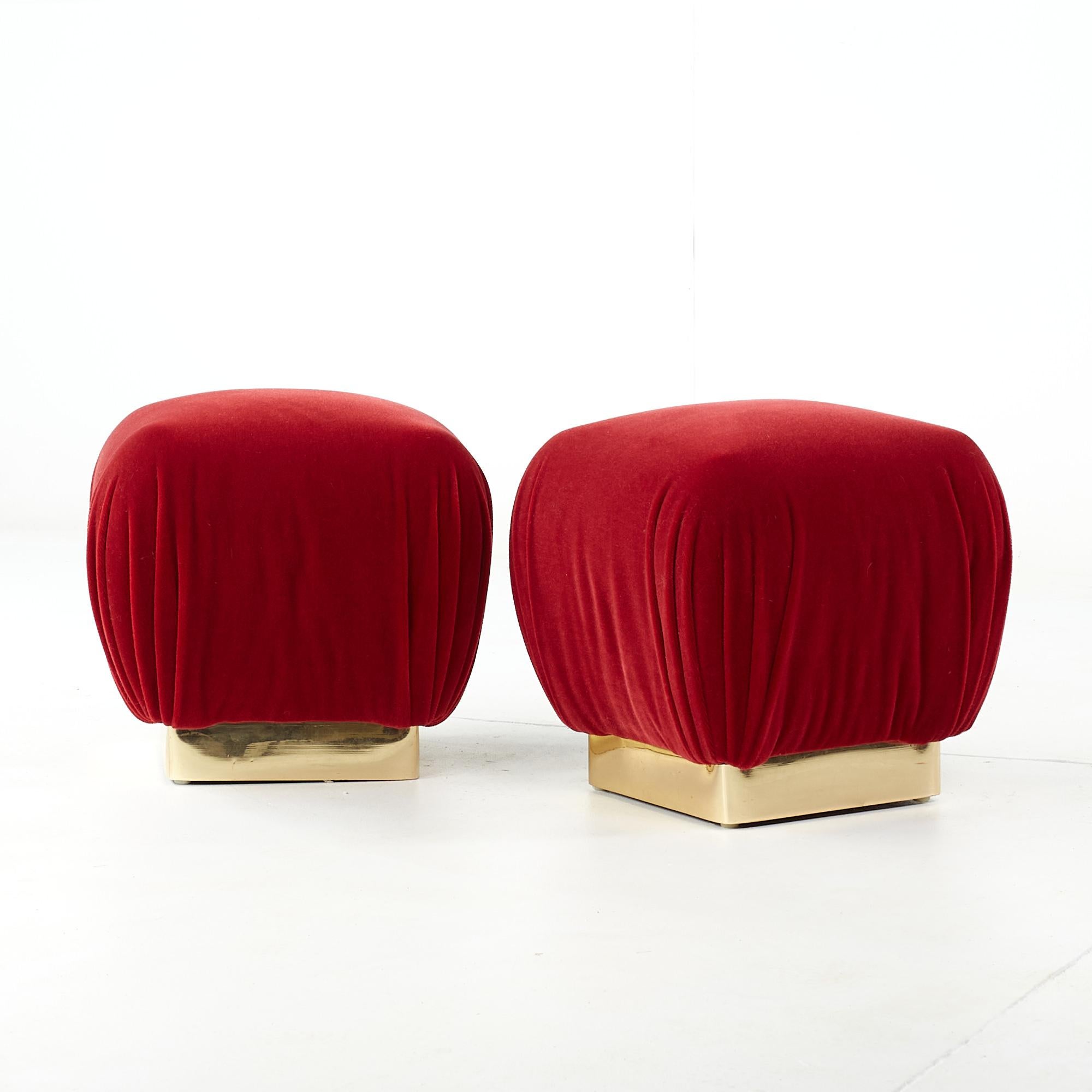 Mid-Century Modern Paire d'ottomans à poignée Marge Carson en laiton du milieu du siècle dernier en vente