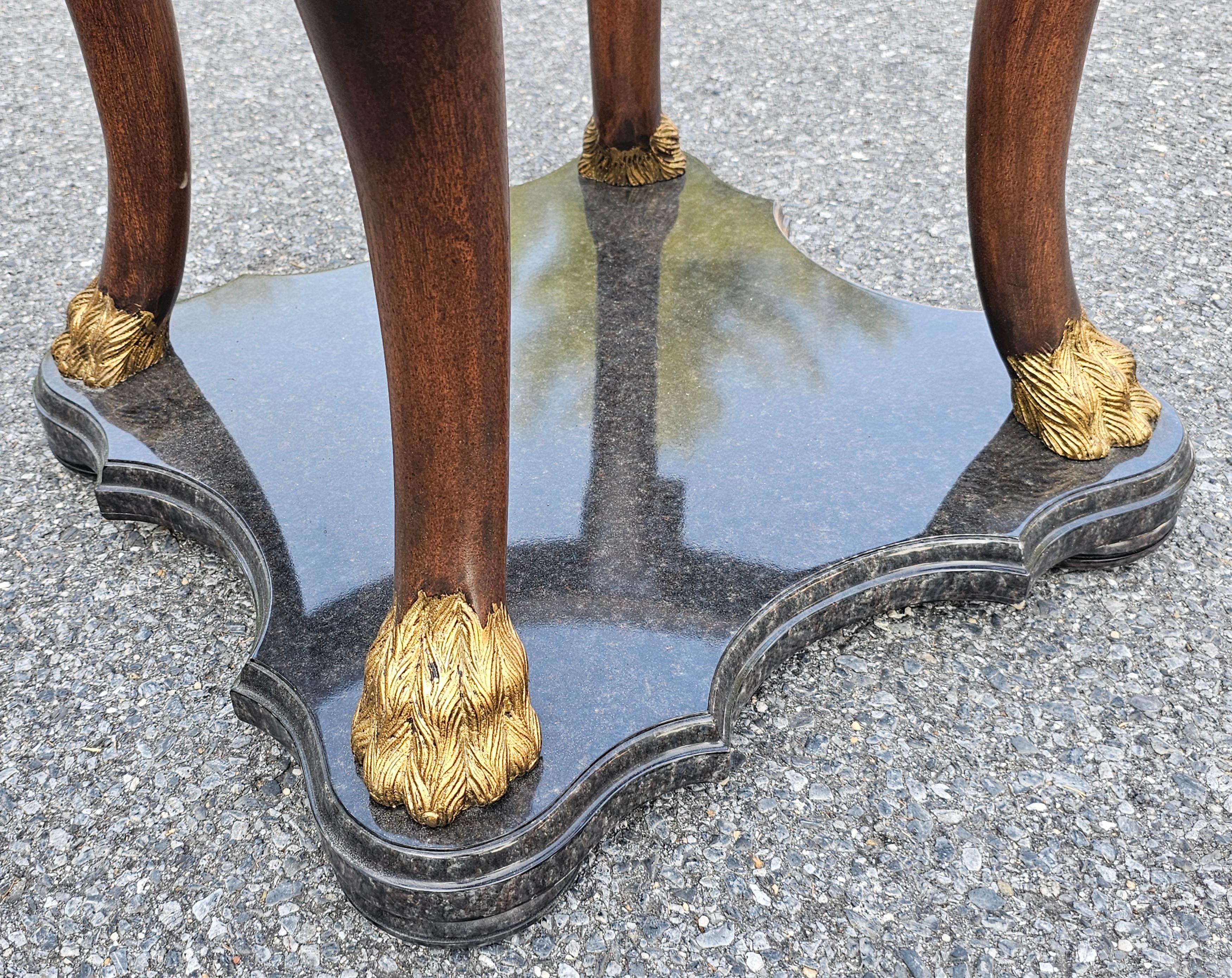 Tavolo da centro neoclassico di Marge Carson con piano in legno di frutta e vetro parzialmente dorato in vendita 1