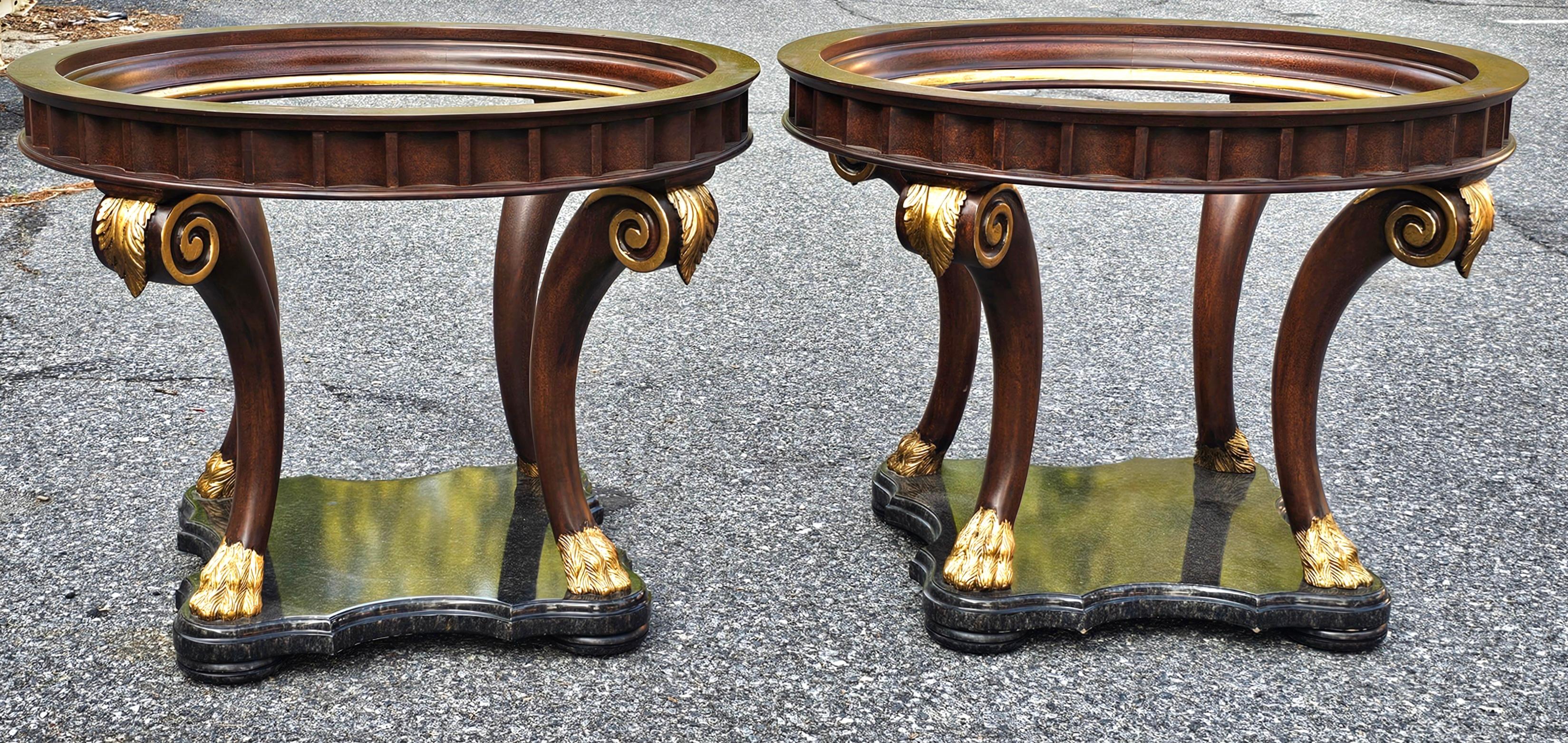 Tavolo da centro neoclassico di Marge Carson con piano in legno di frutta e vetro parzialmente dorato in vendita 3