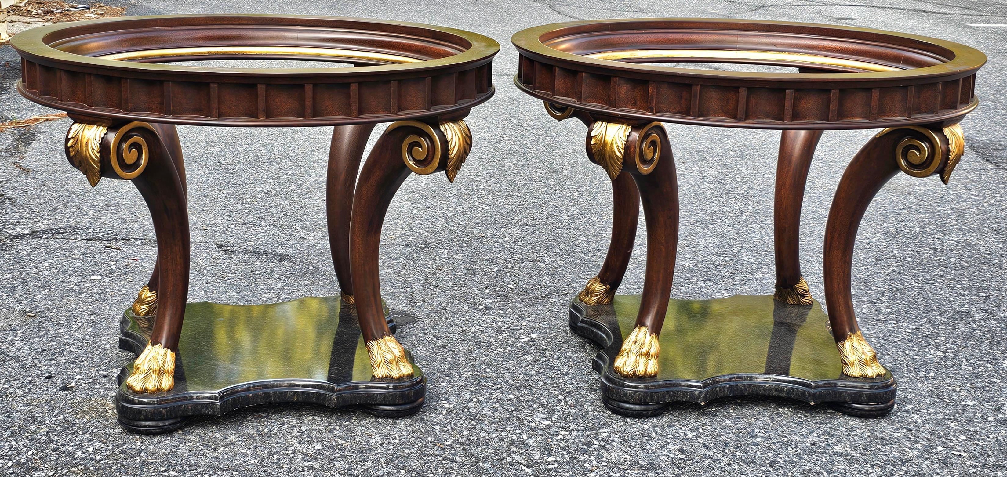 Un tavolo da centro o un tavolino di grandi dimensioni in stile neoclassico di Marge Carson con piano in legno di frutta e vetro parzialmente dorato. Misura 39