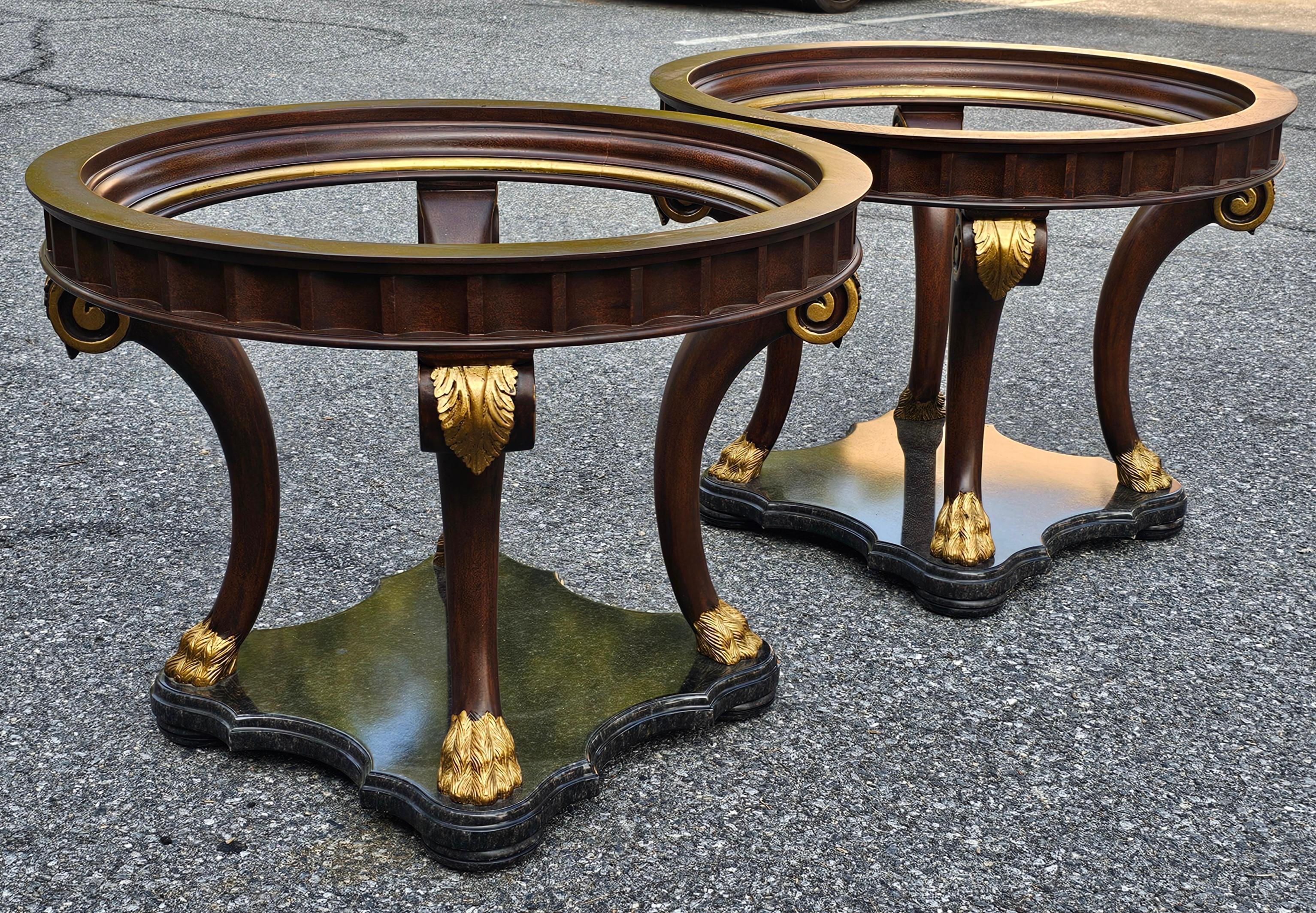 Neoclassico Tavolo da centro neoclassico di Marge Carson con piano in legno di frutta e vetro parzialmente dorato in vendita