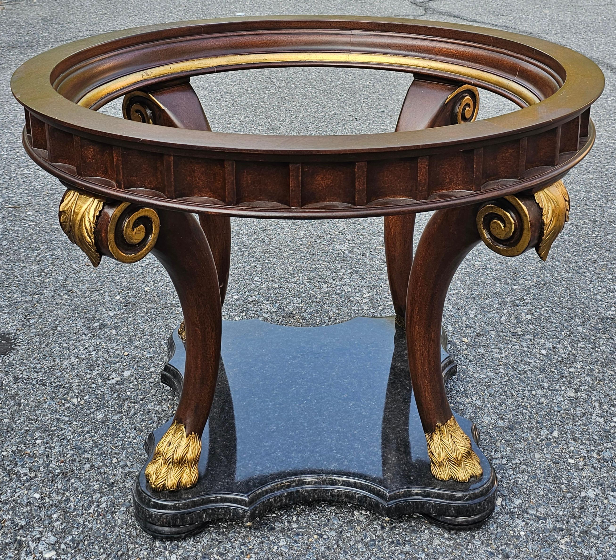 Altro Tavolo da centro neoclassico di Marge Carson con piano in legno di frutta e vetro parzialmente dorato in vendita
