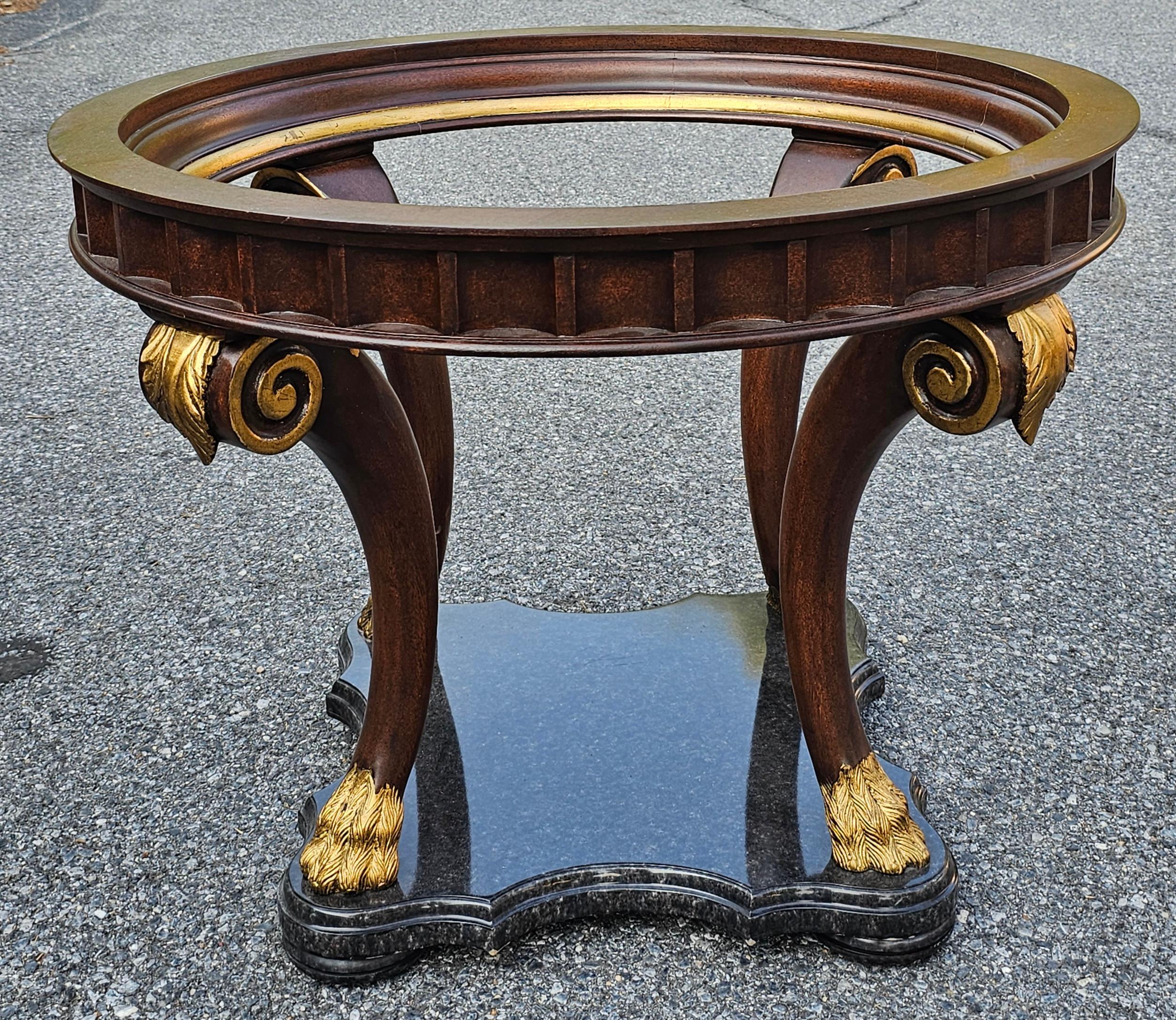 Tavolo da centro neoclassico di Marge Carson con piano in legno di frutta e vetro parzialmente dorato In condizioni buone in vendita a Germantown, MD