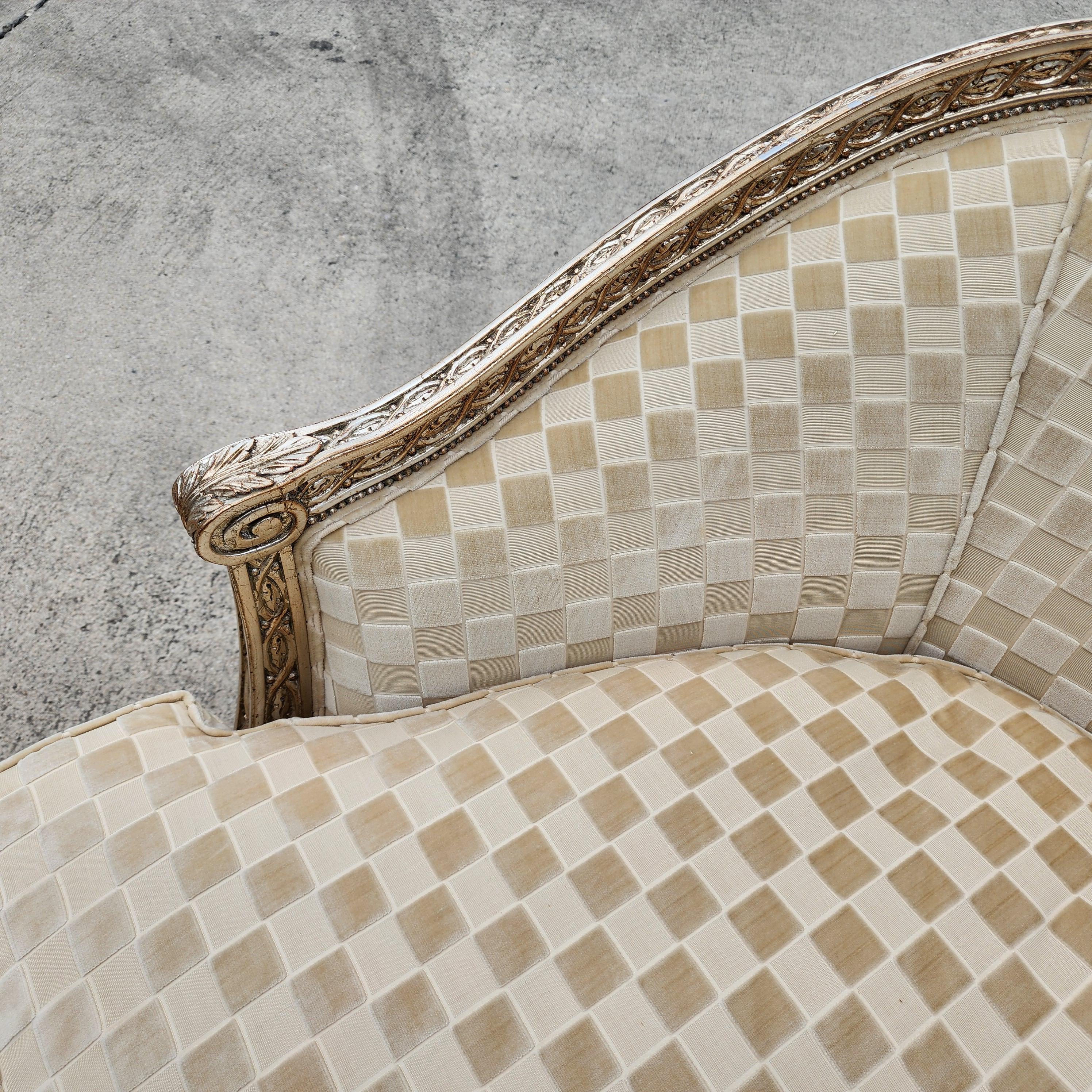 Marge Carson Fauteuil de bergère français de style Louis XVI Silver Leaf en vente 5