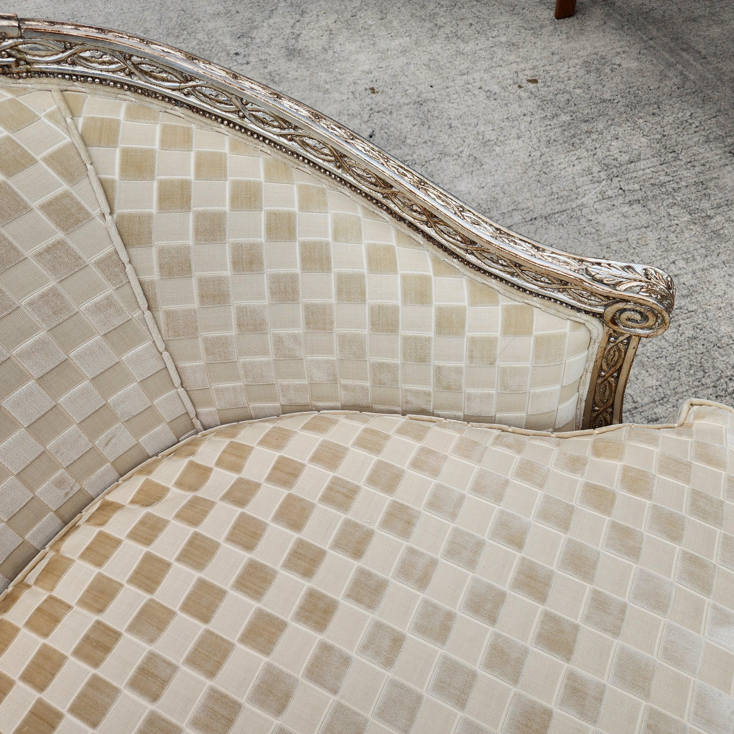 Marge Carson Fauteuil de bergère français de style Louis XVI Silver Leaf en vente 6