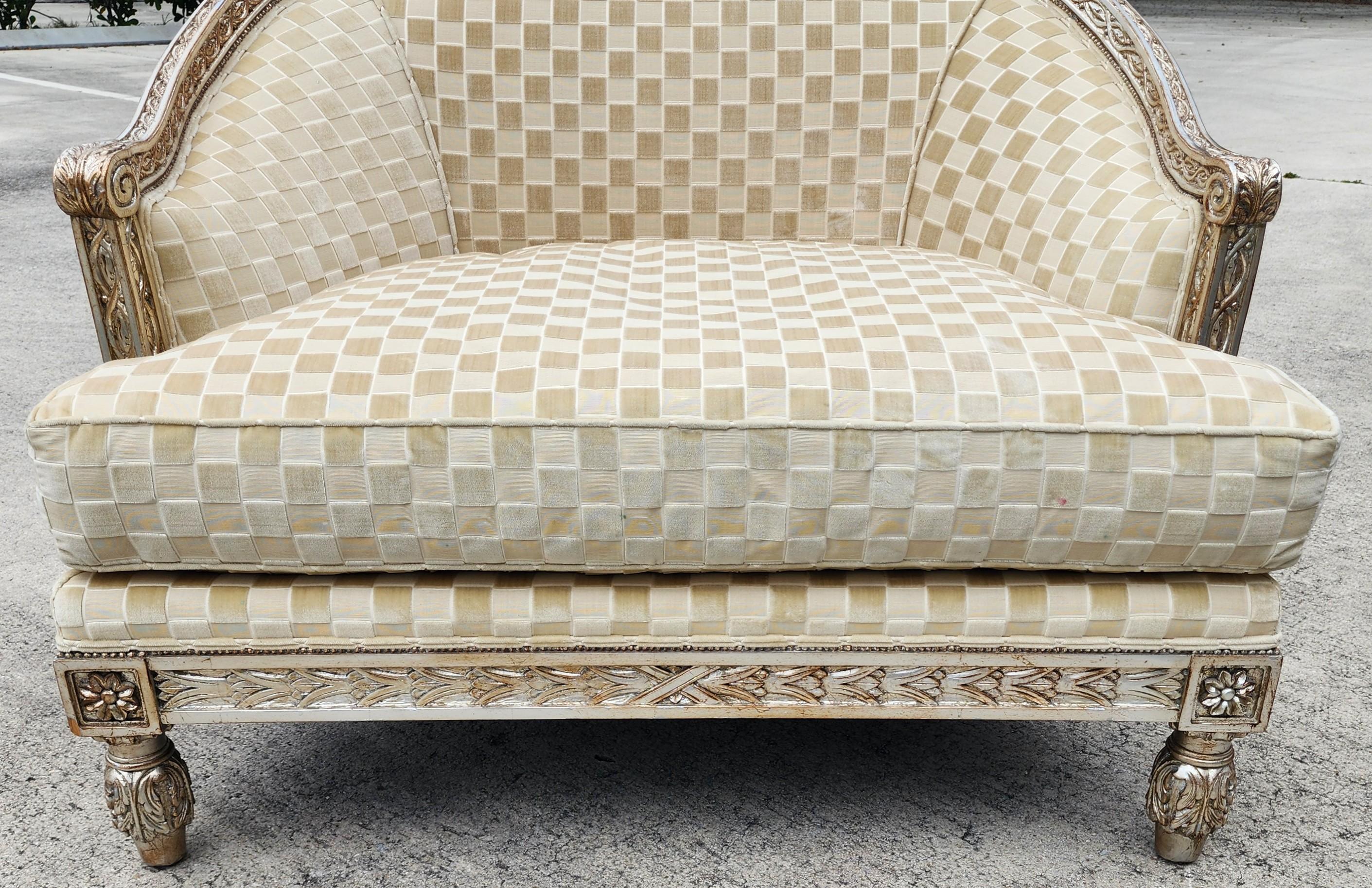 Marge Carson Fauteuil de bergère français de style Louis XVI Silver Leaf en vente 8