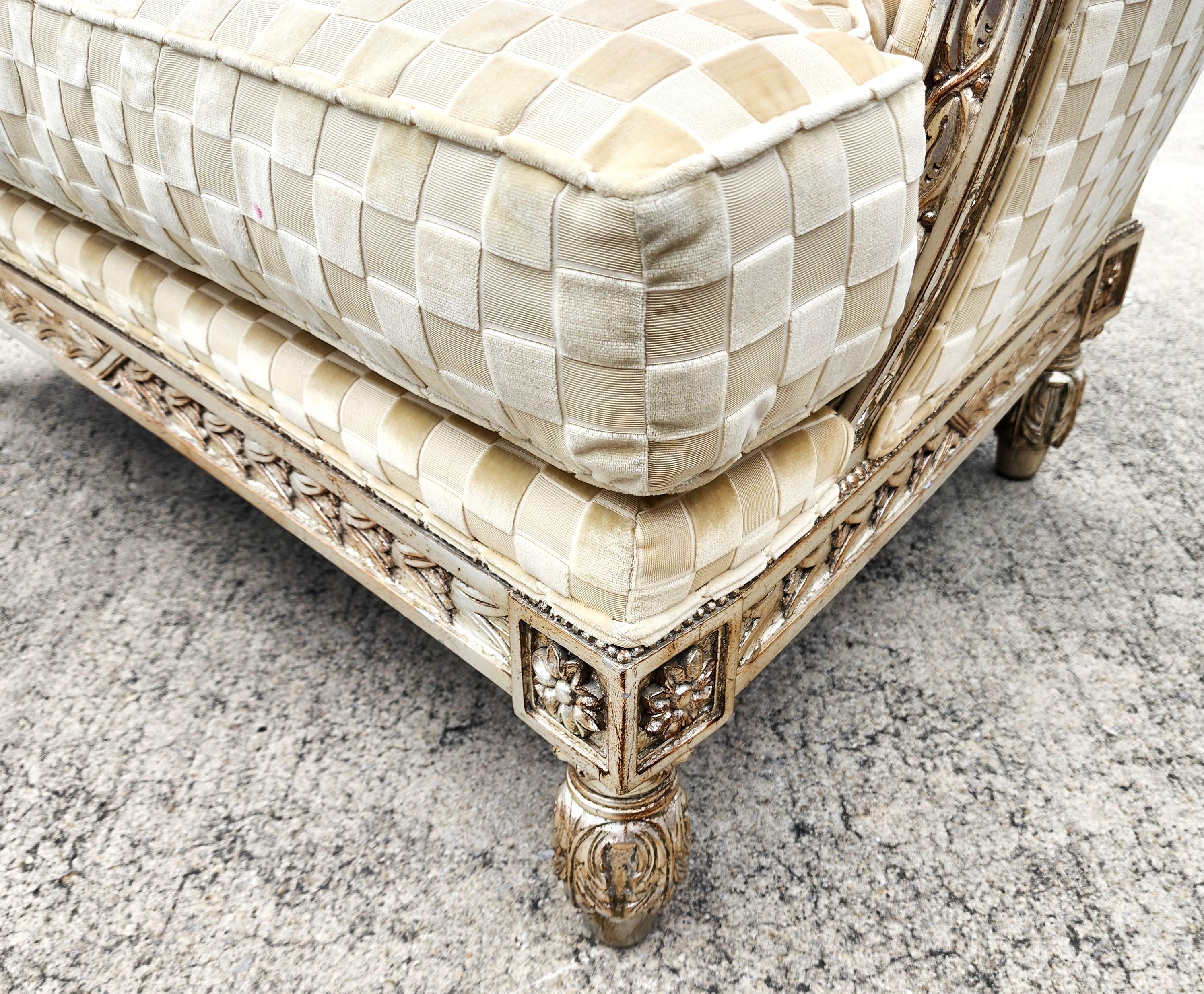 Marge Carson Fauteuil de bergère français de style Louis XVI Silver Leaf en vente 9