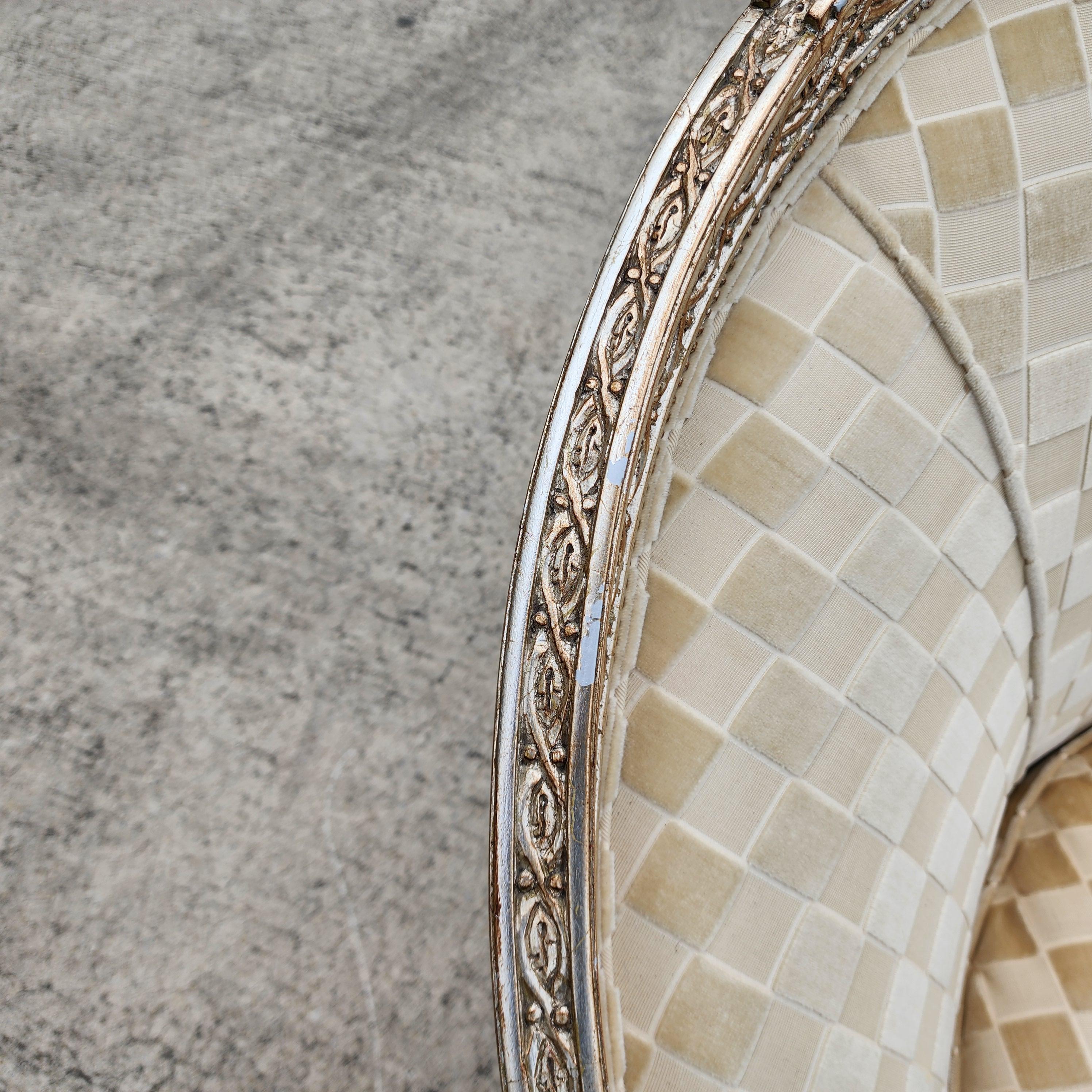 Marge Carson Fauteuil de bergère français de style Louis XVI Silver Leaf en vente 11