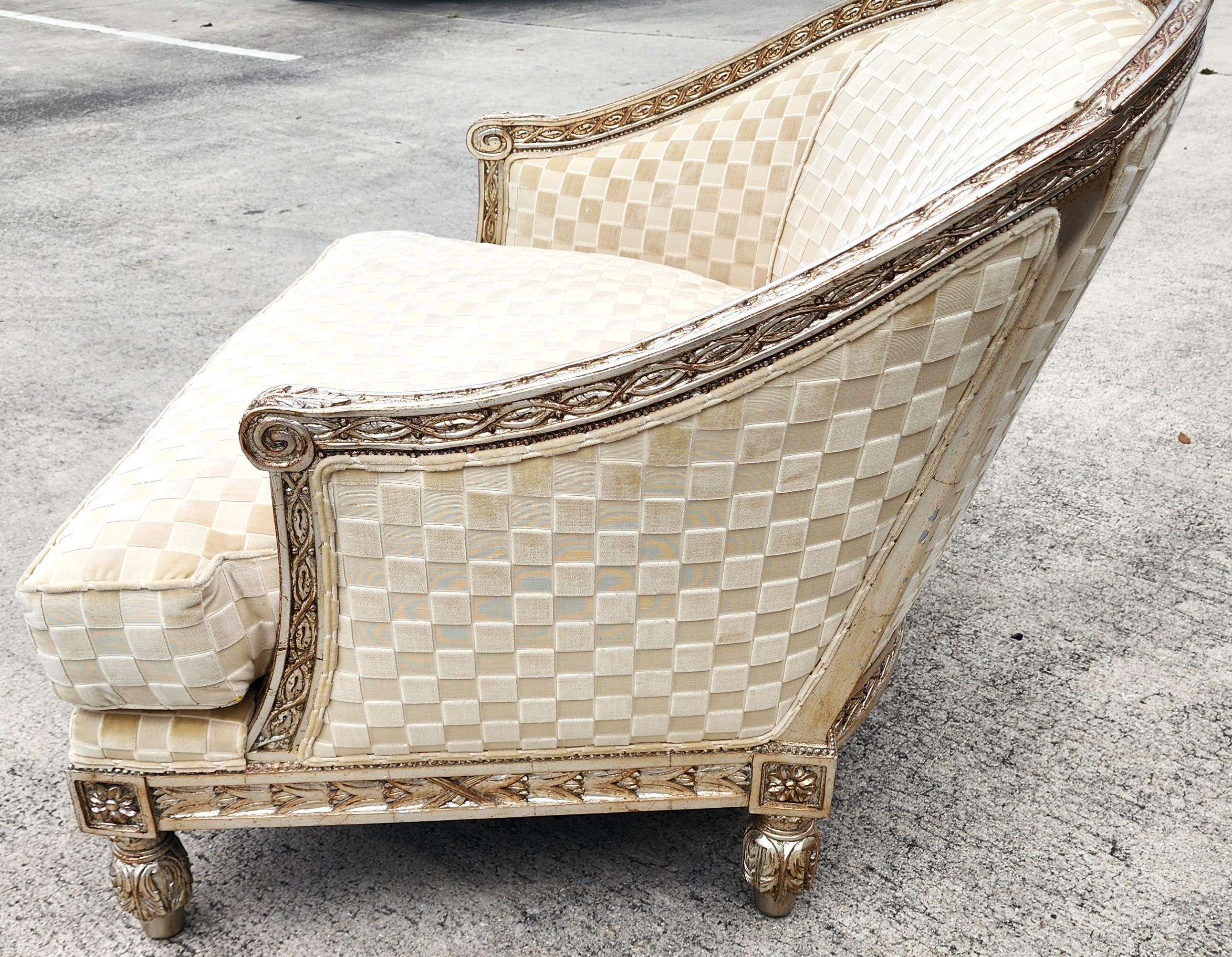 Provincial français Marge Carson Fauteuil de bergère français de style Louis XVI Silver Leaf en vente