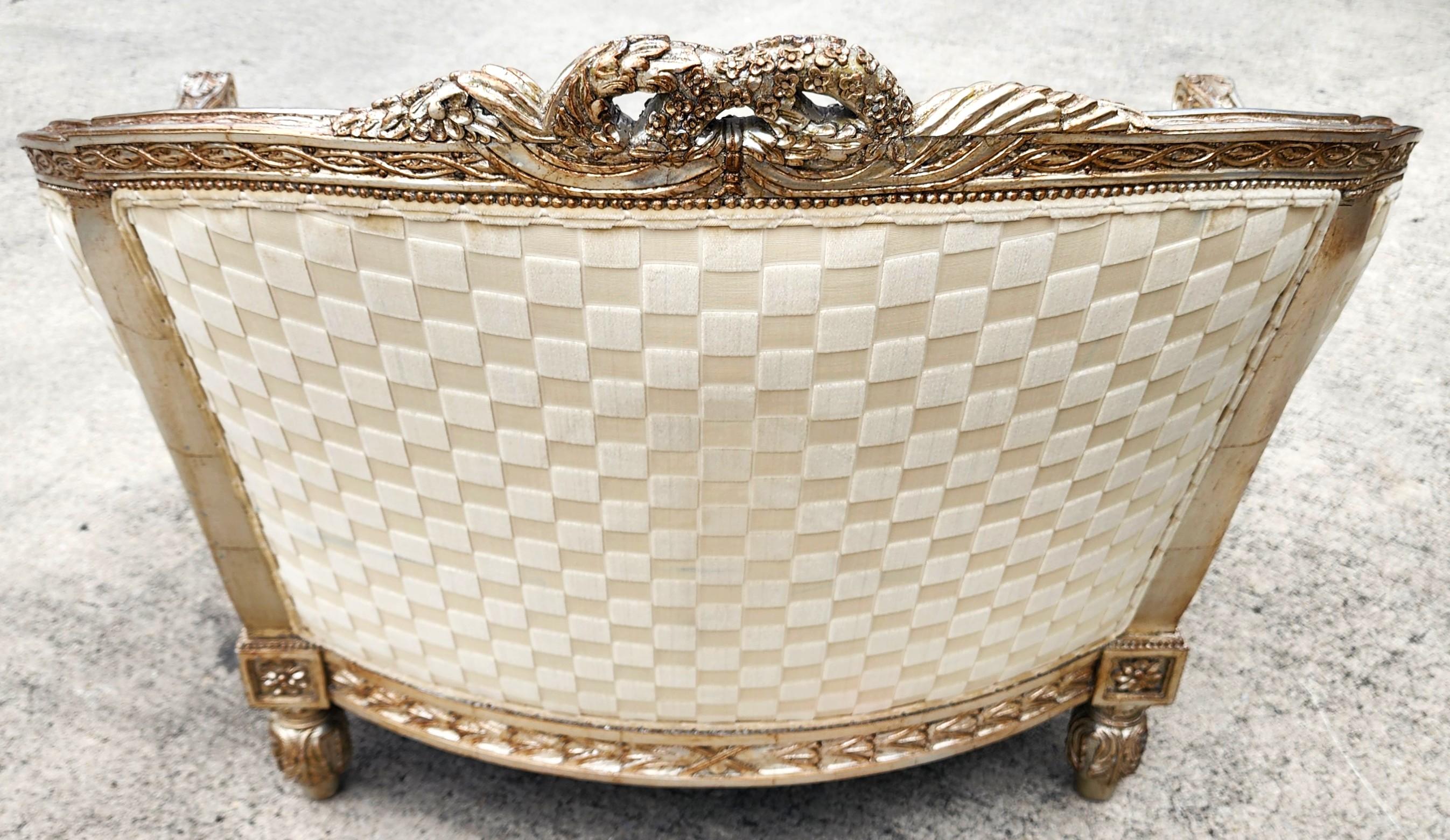 Marge Carson Fauteuil de bergère français de style Louis XVI Silver Leaf Bon état - En vente à Lake Worth, FL