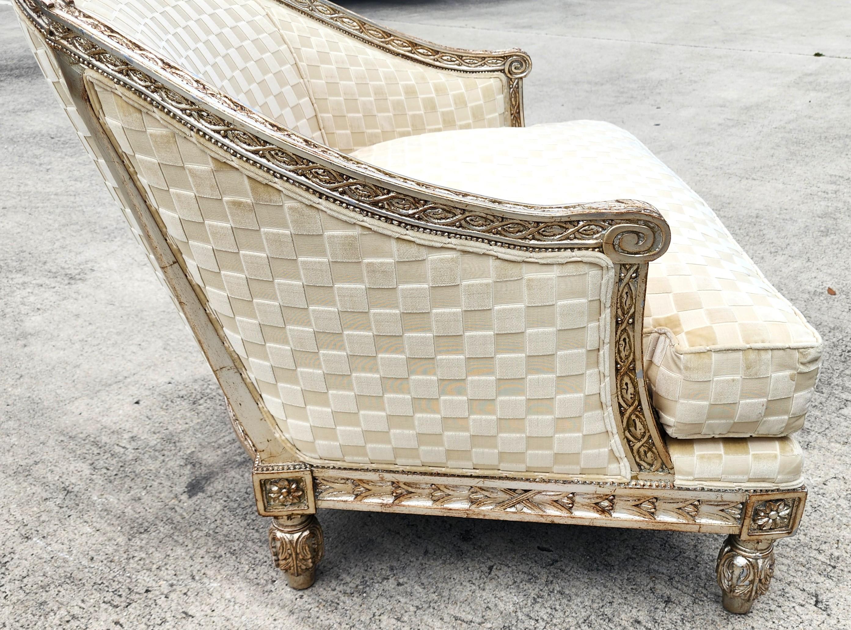 Fin du 20e siècle Marge Carson Fauteuil de bergère français de style Louis XVI Silver Leaf en vente