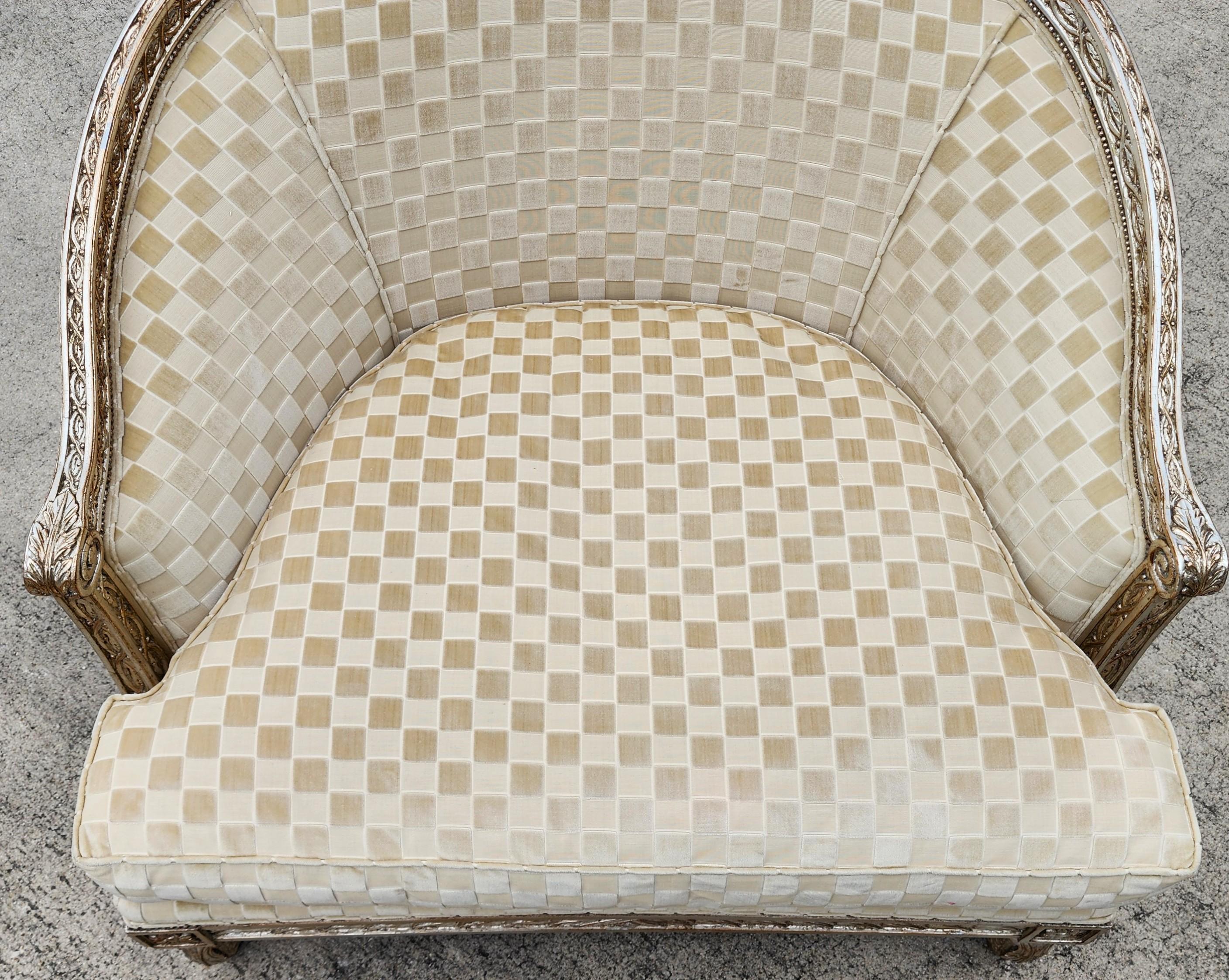 Marge Carson Fauteuil de bergère français de style Louis XVI Silver Leaf en vente 1