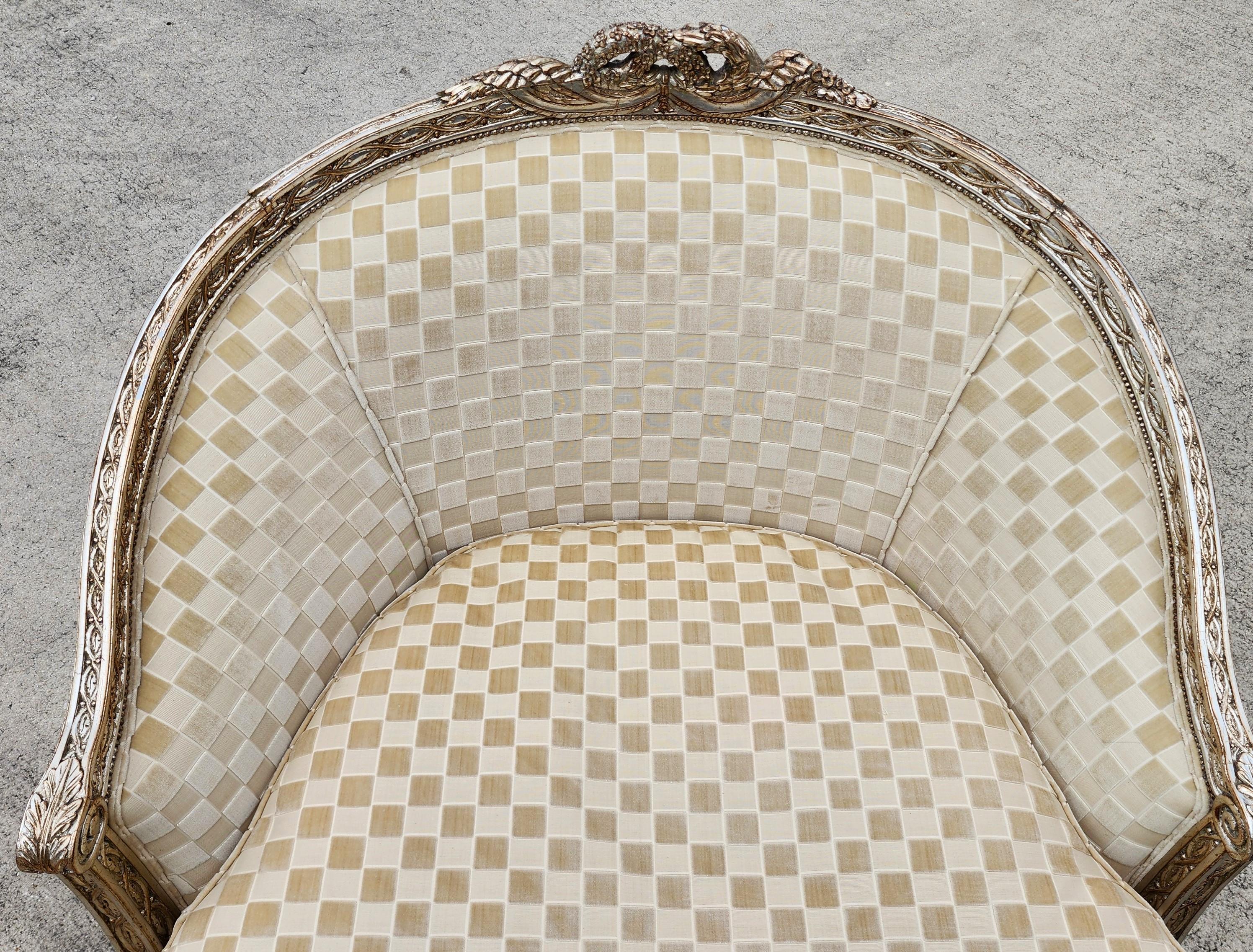 Marge Carson Fauteuil de bergère français de style Louis XVI Silver Leaf en vente 2